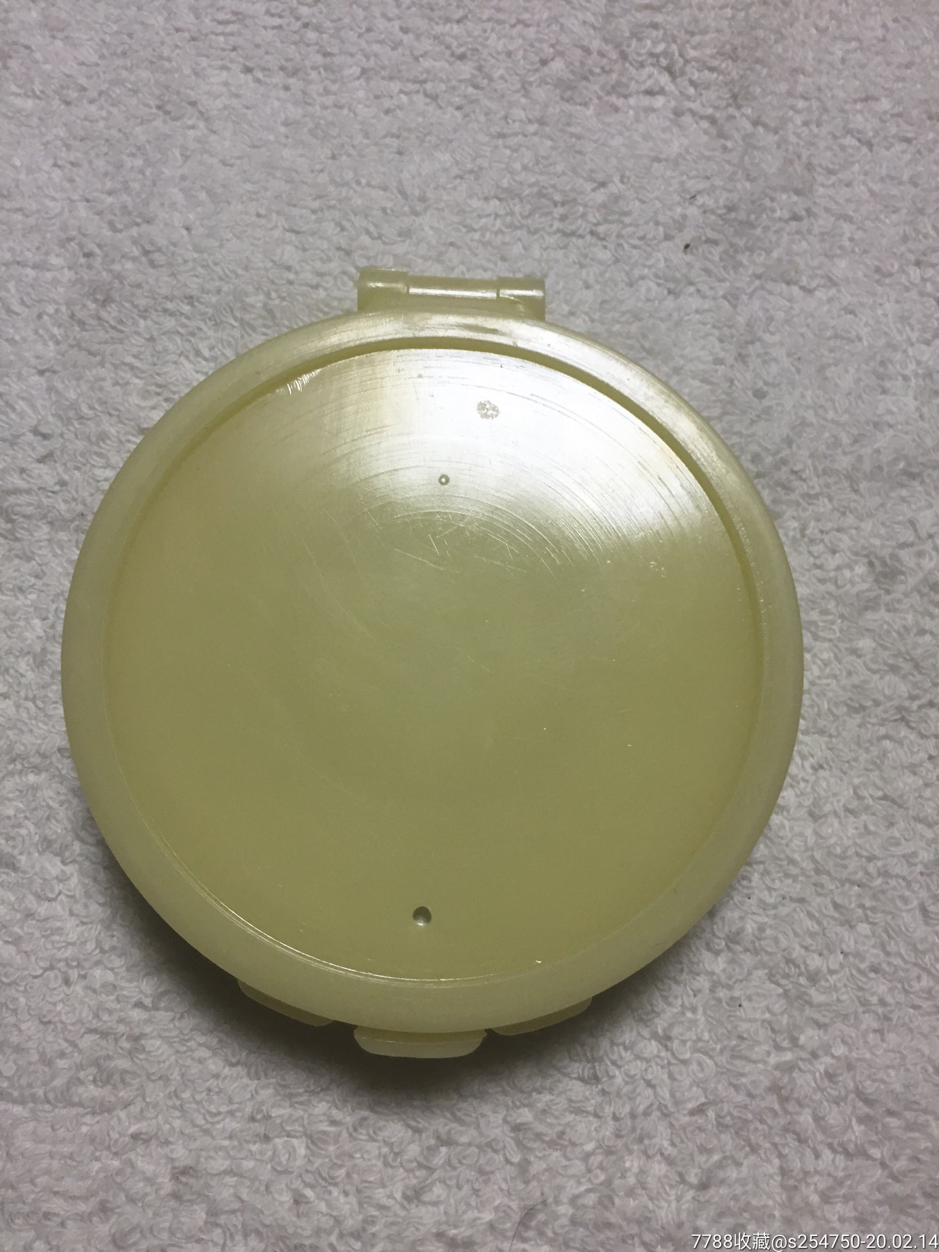 全新的蓓蕾粉饼