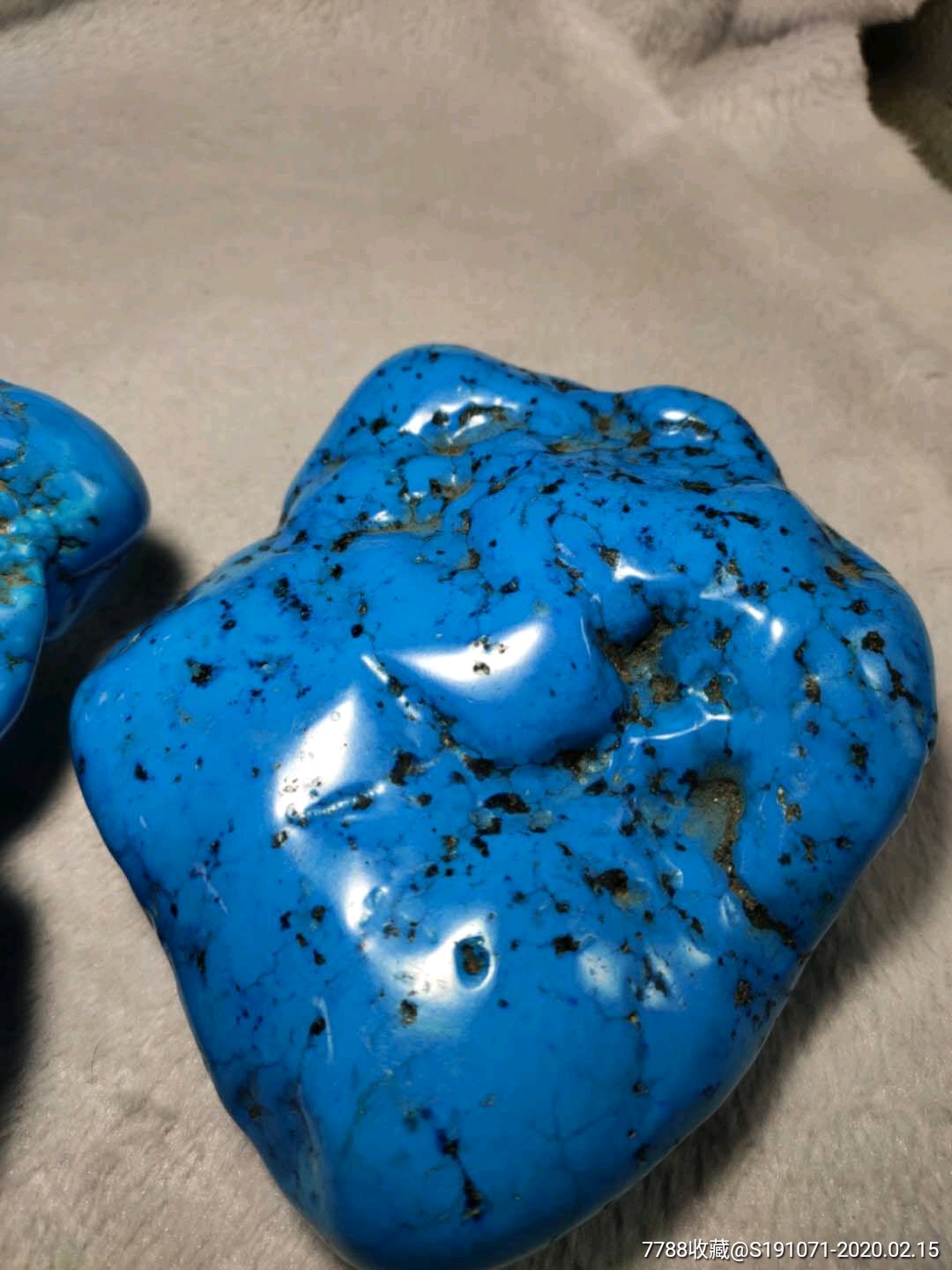 纯天然绿松石两块,造型奇特,颜色纯正,尺寸如图,完整漂亮,稀有难得!