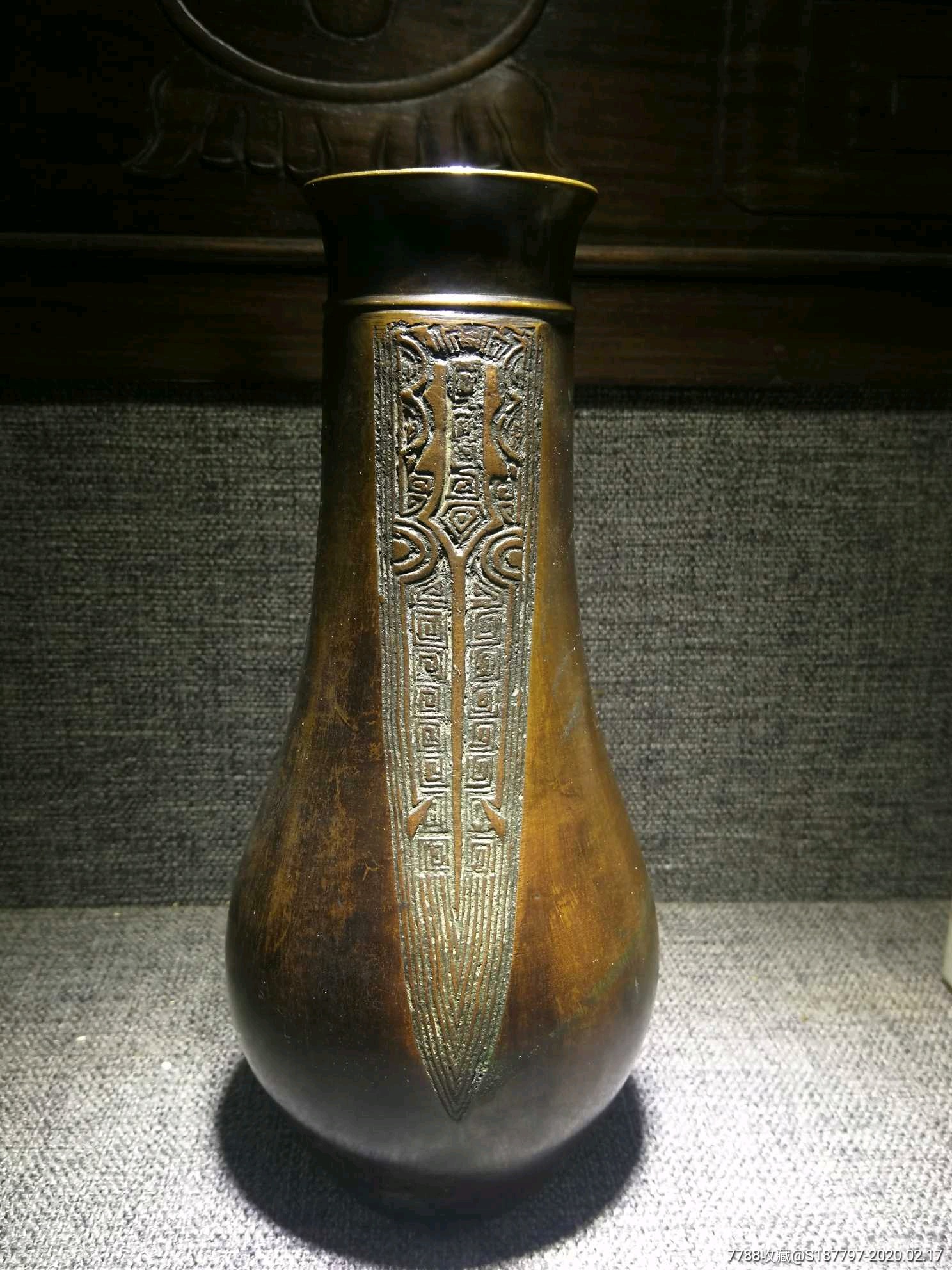 清代蝉之纹精品香瓶