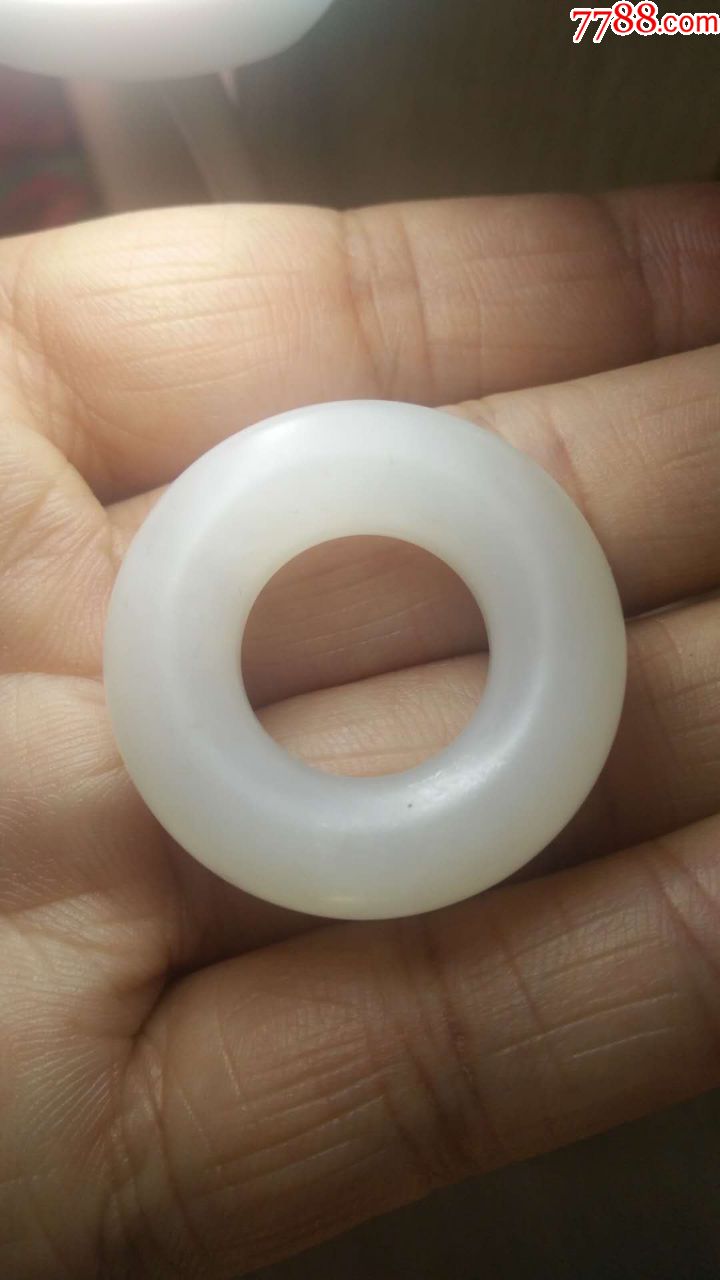 和田白玉袈裟环