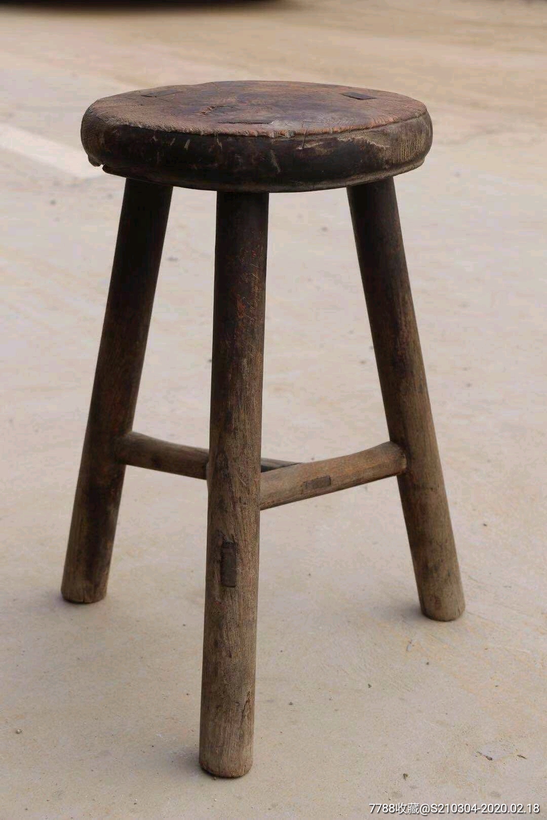 清,榆木圆凳,做工精致考究,包浆厚重,保存完好,正常使用