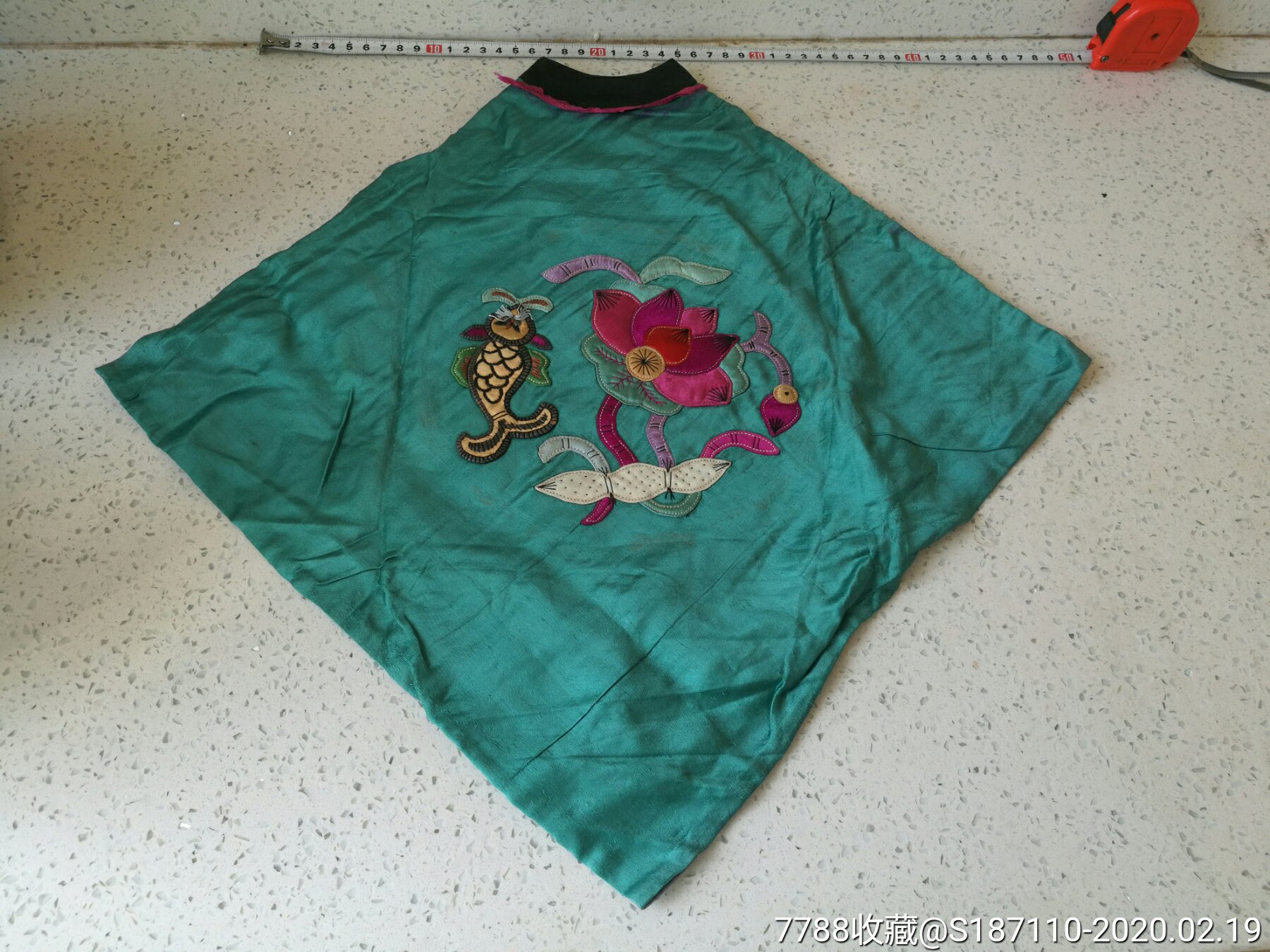 民国贴花鱼戏荷莲纹肚兜