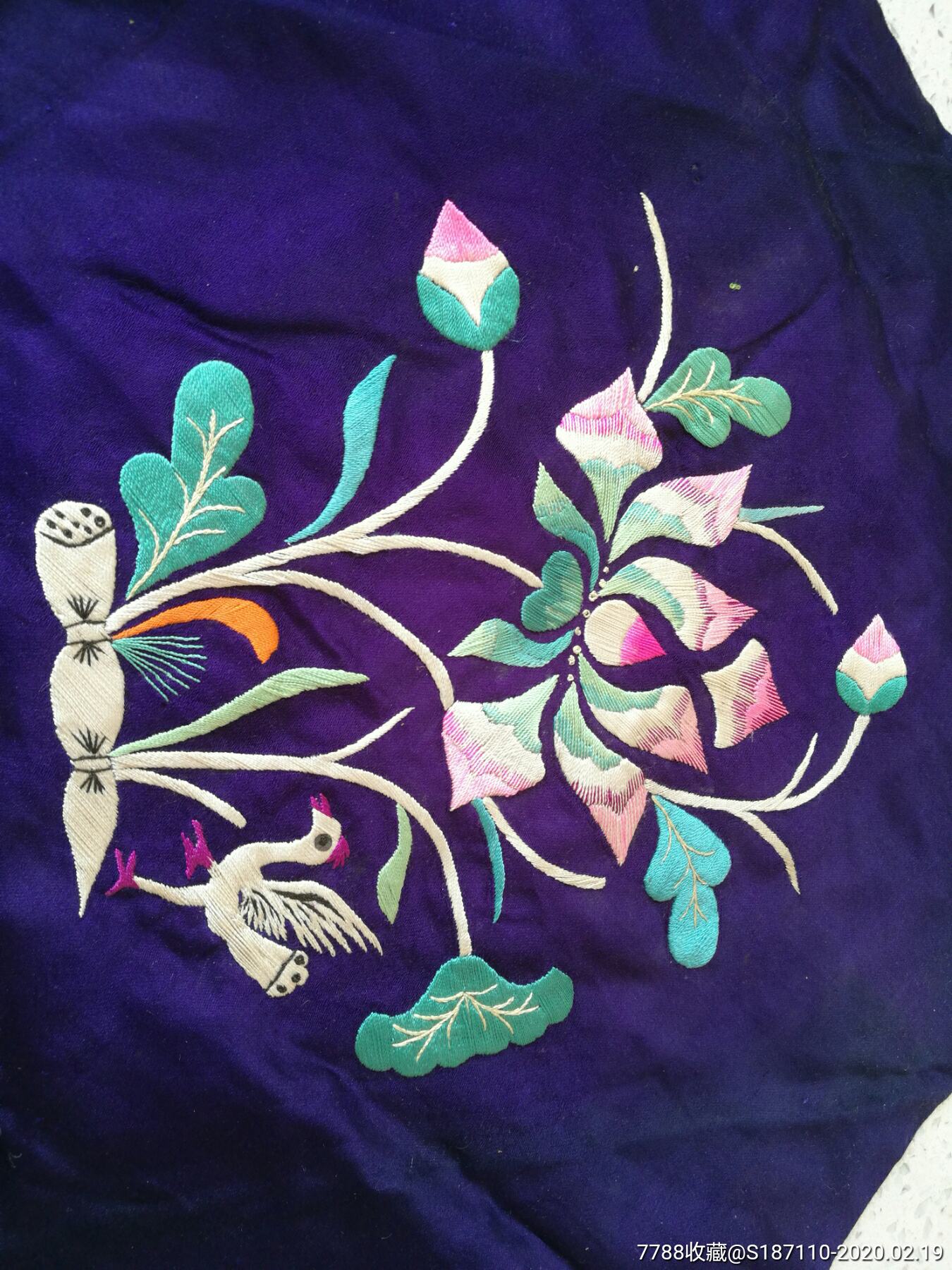 清代绣荷莲花鸟纹肚兜