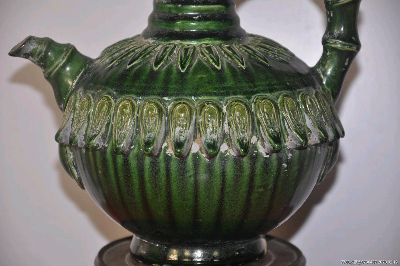 辽绿釉莲瓣竹节执壶