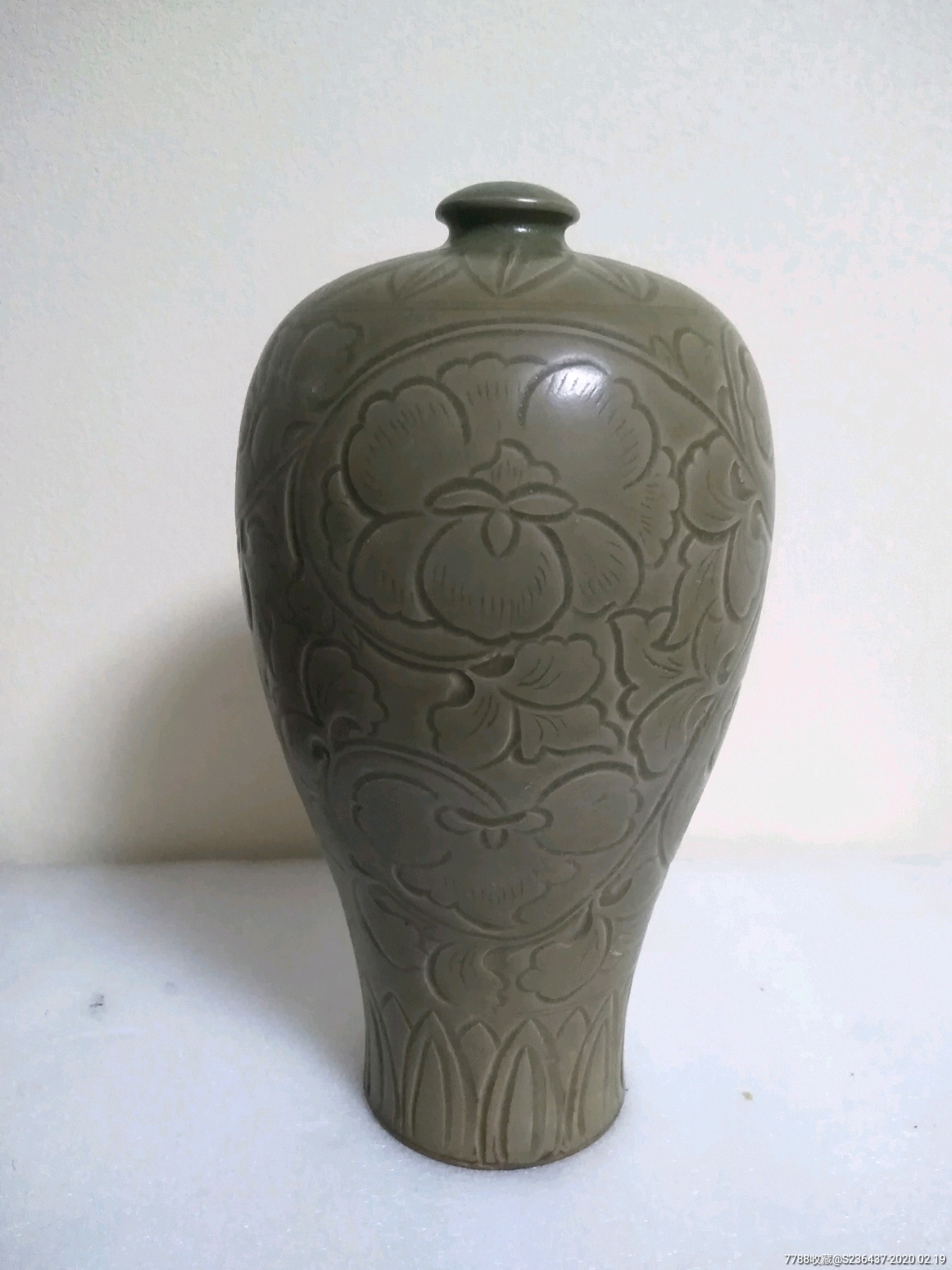 宋耀州窑刻缠枝牡丹大梅瓶