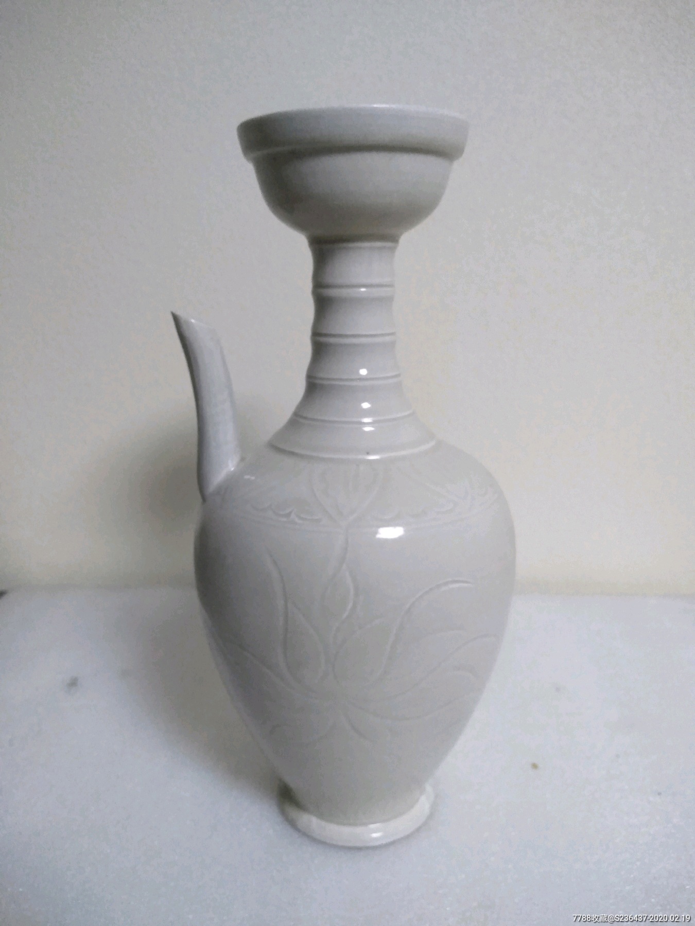 宋定窑"官"字款刻花撇口壶