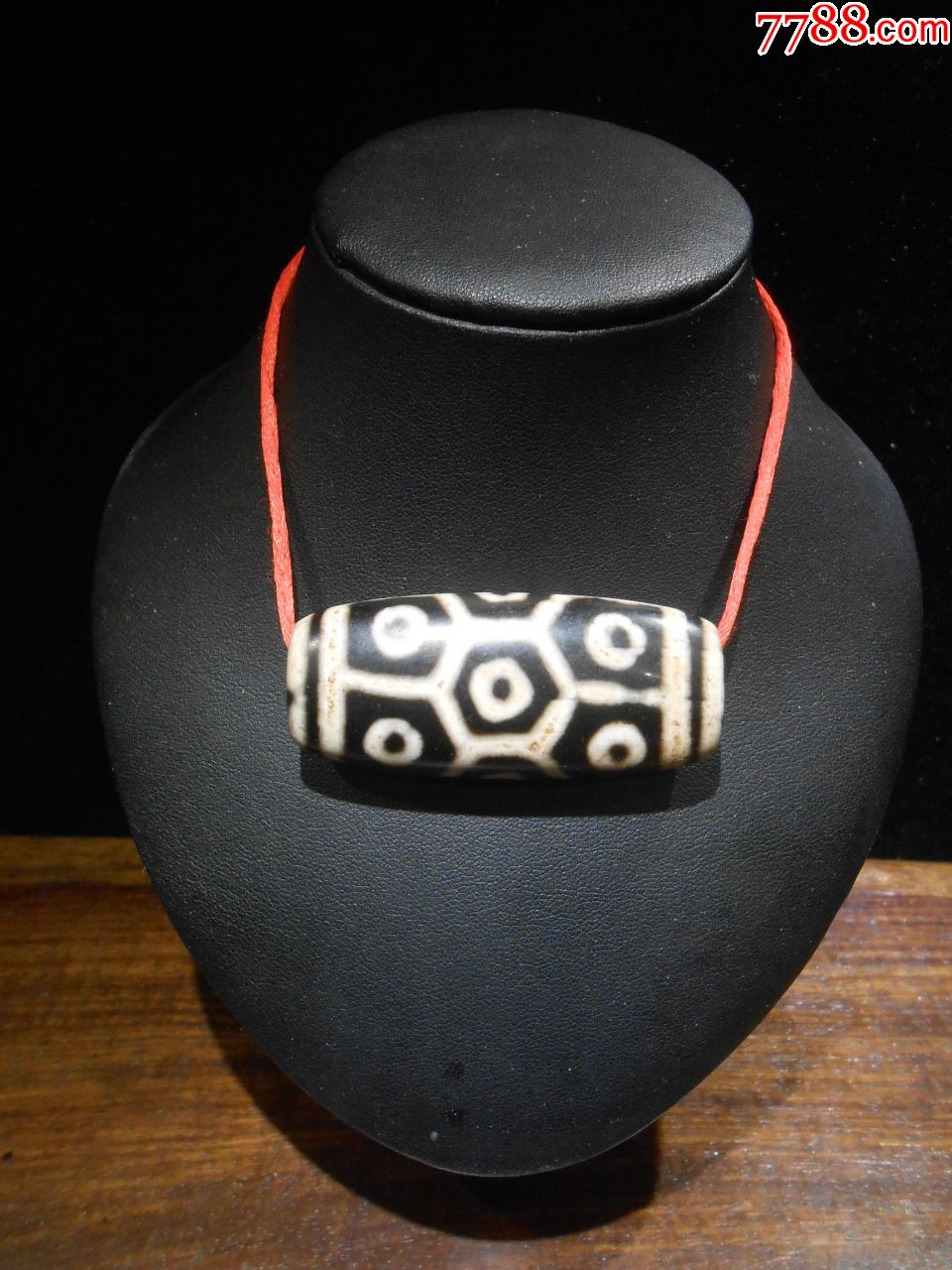 十二眼天珠,造型呈扁形少见,玛瑙玉髓,图案对称精美,至纯油润,辟邪