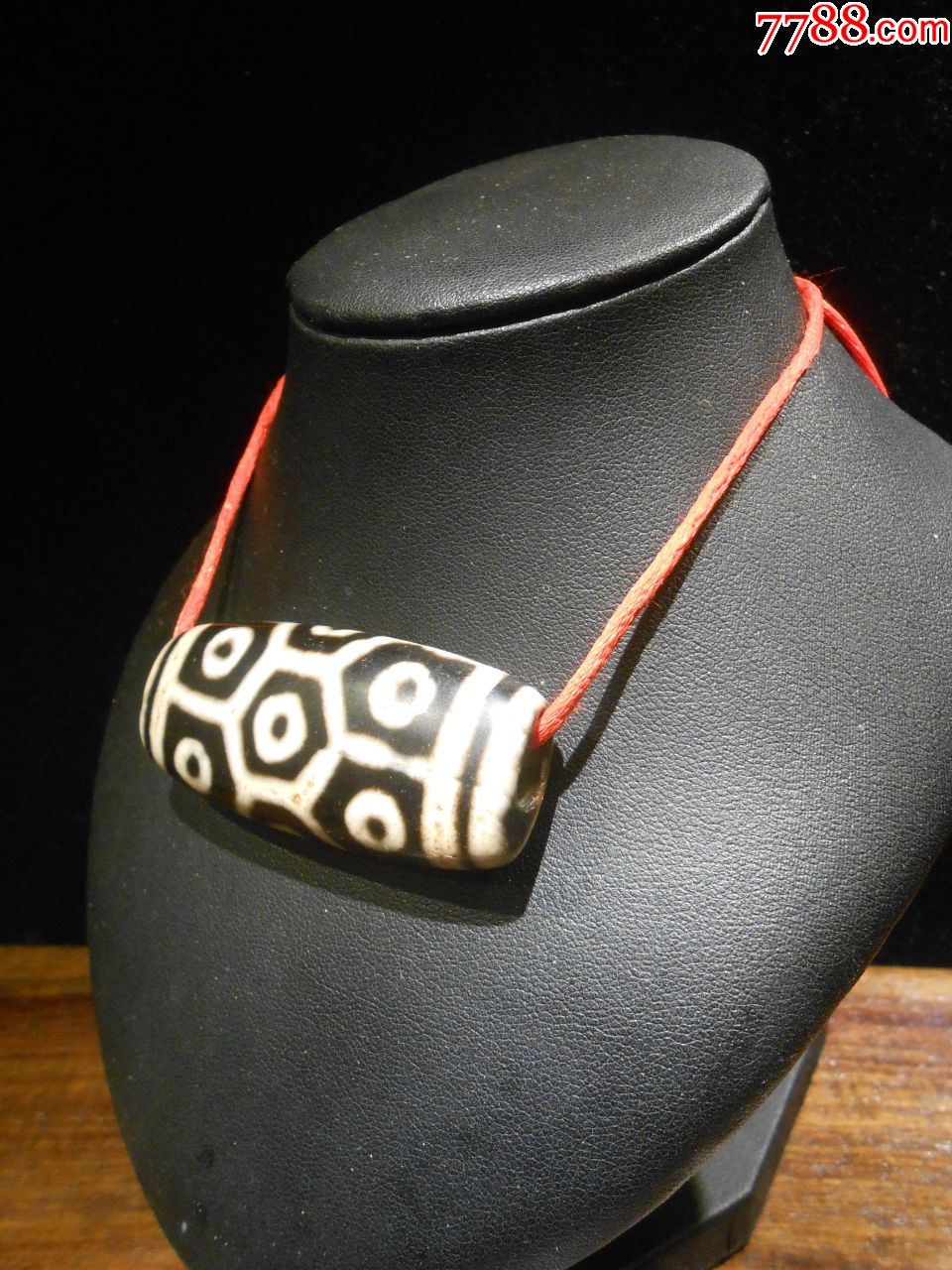 十二眼天珠,造型呈扁形少见,玛瑙玉髓,图案对称精美,至纯油润,辟邪