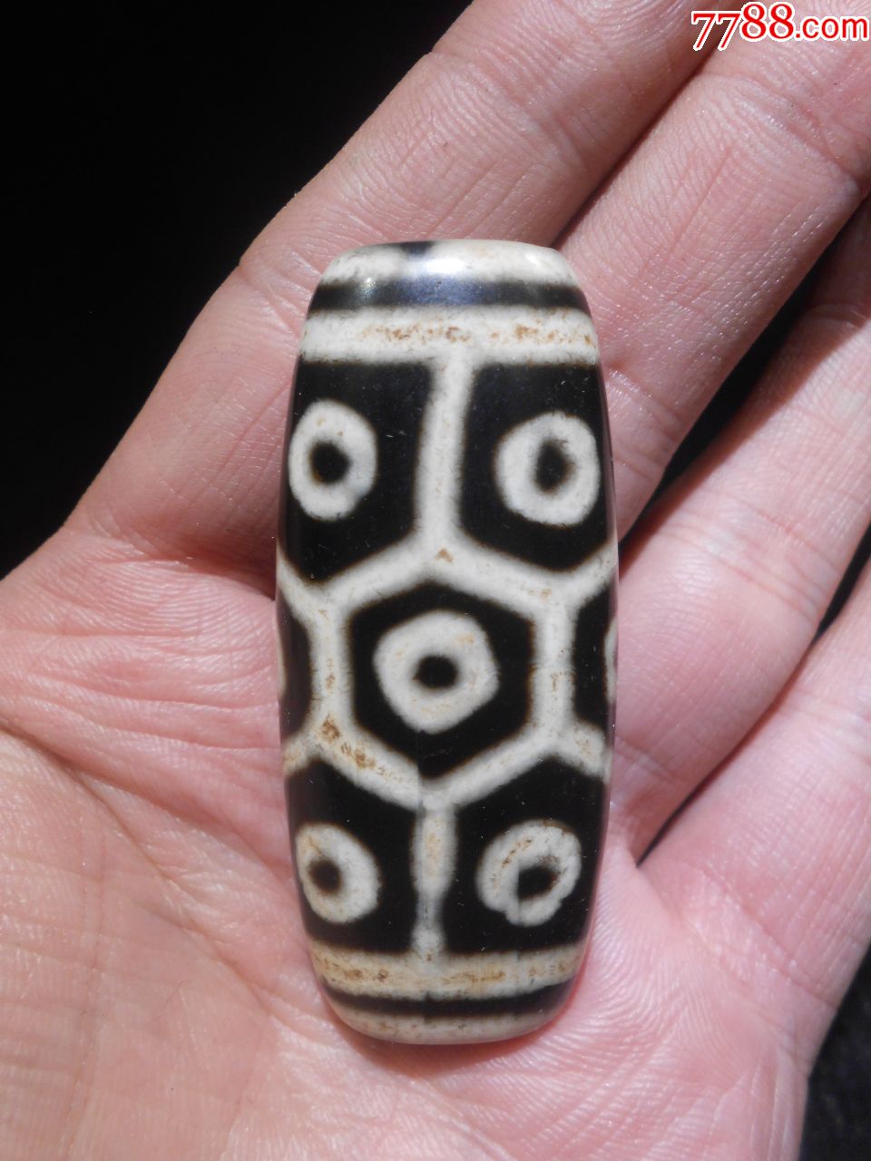 十二眼天珠,造型呈扁形少见,玛瑙玉髓,图案对称精美,至纯油润,辟邪