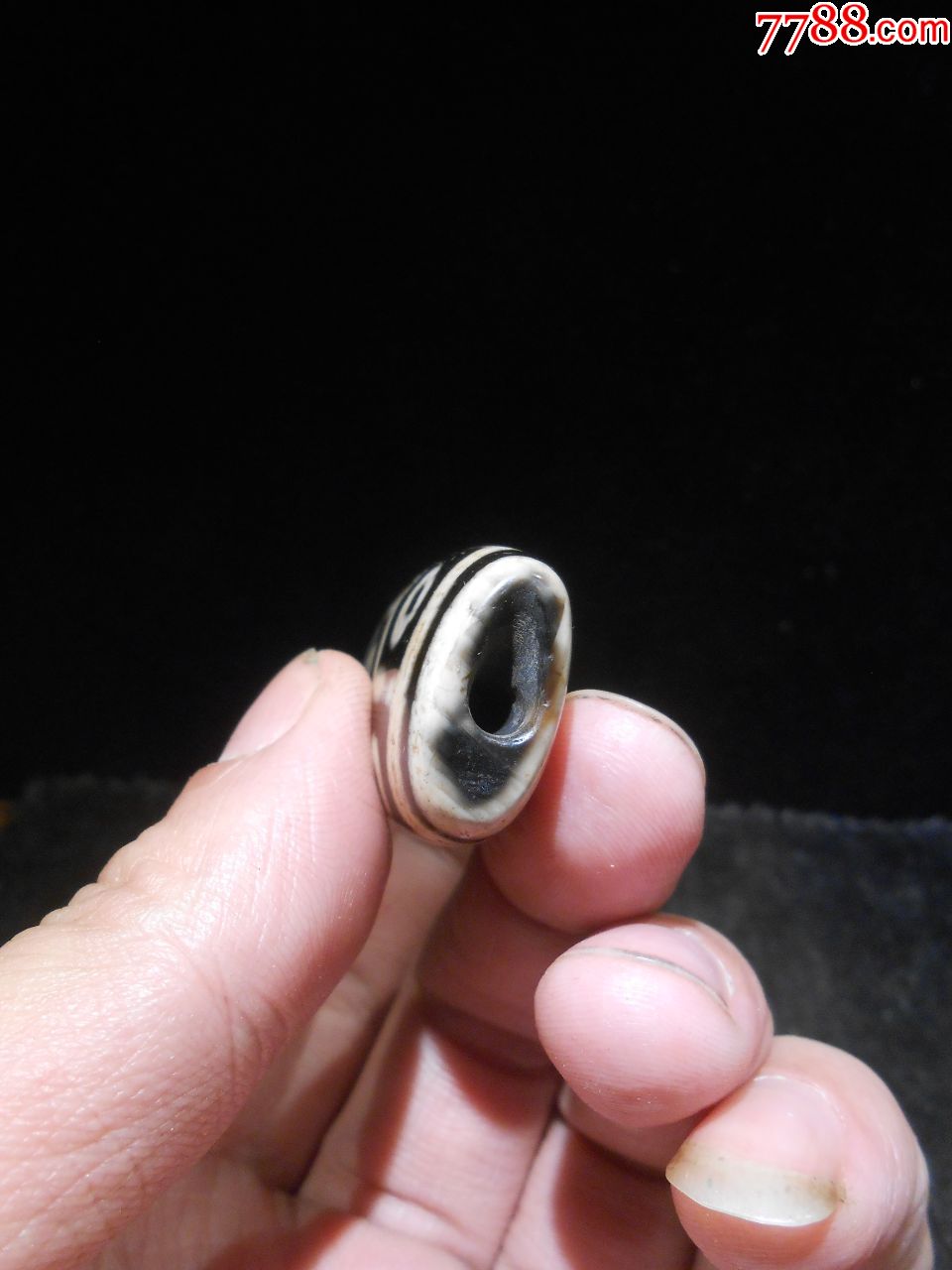 十二眼天珠,造型呈扁形少见,玛瑙玉髓,图案对称精美,至纯油润,辟邪