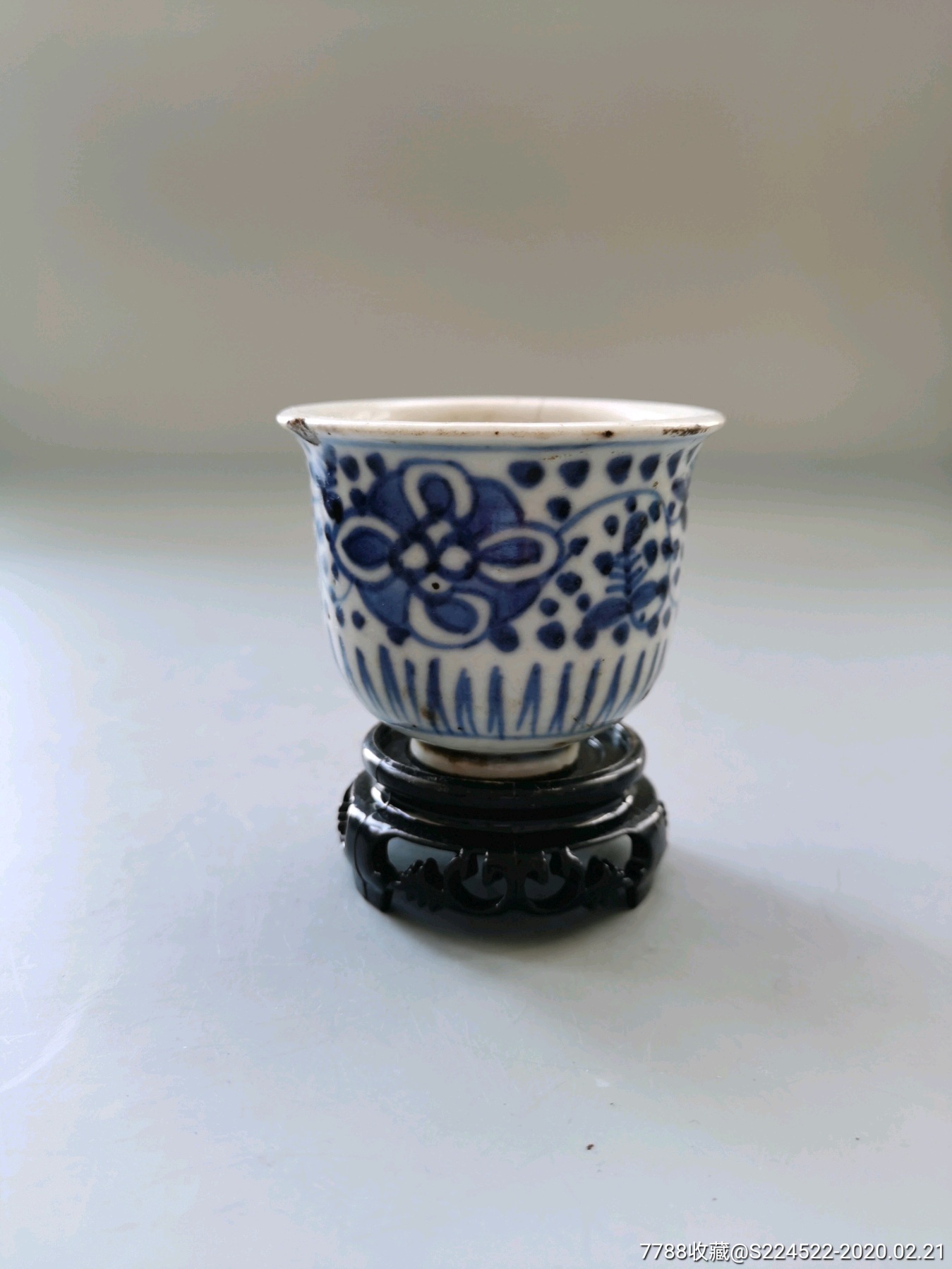 乾隆青花皮球花铃铛杯