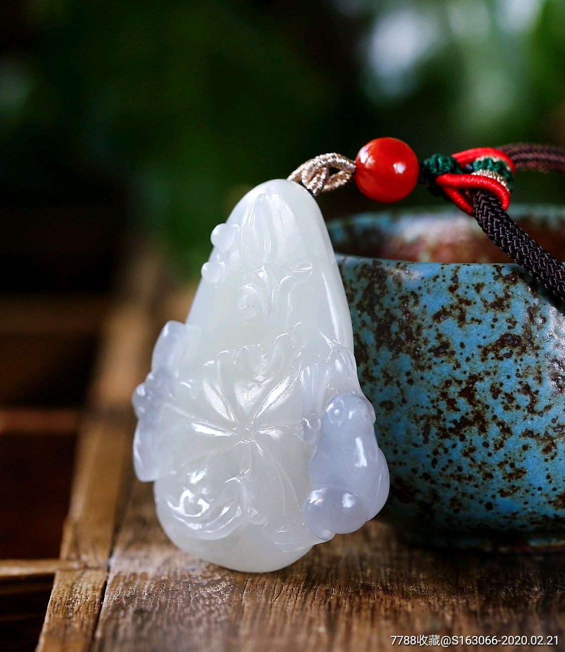 一款非常精致漂亮的和田玉花吊坠