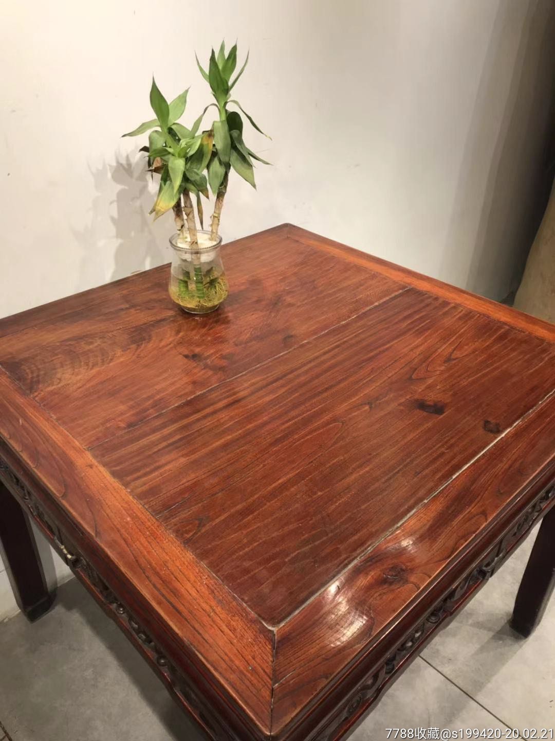 双拼桌面木纹清晰,高束腰起线雕刻灵芝,用料厚实.