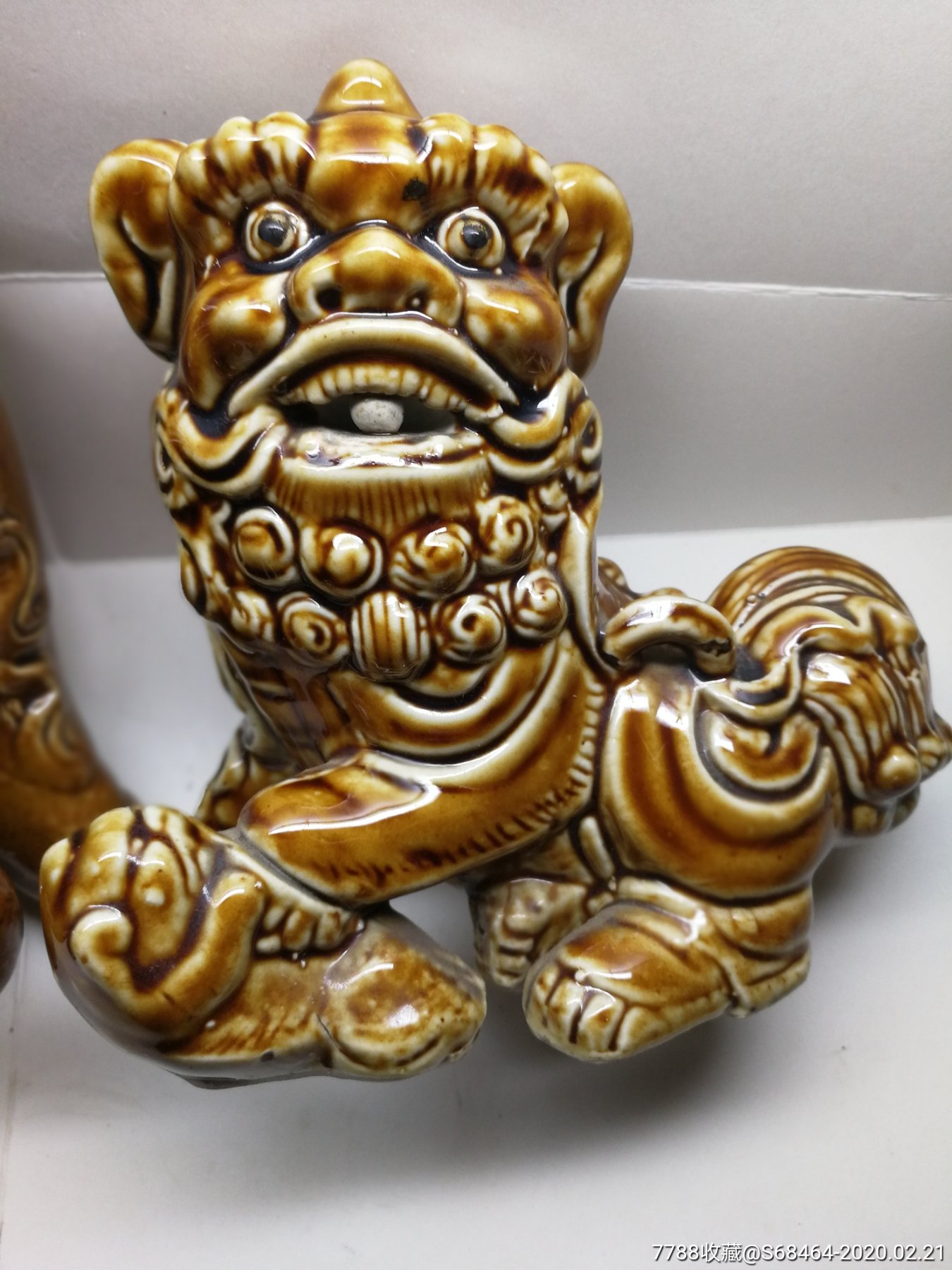 早期黄釉公母瓷狮子摆件一对