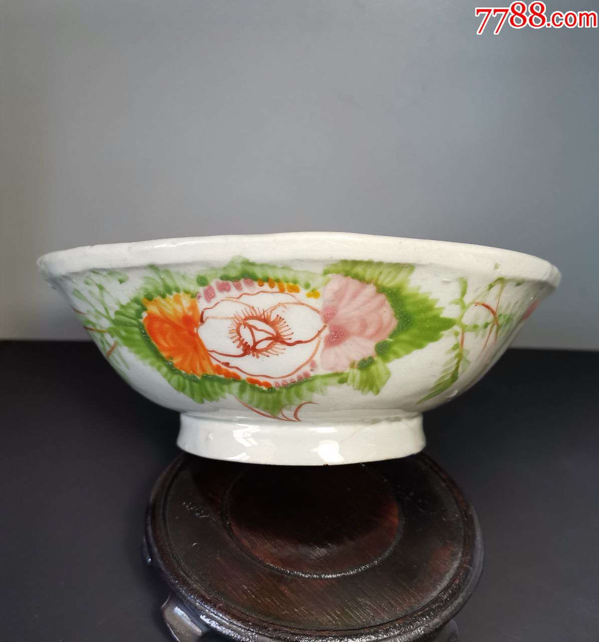 民国粉彩花卉纹葵口碗