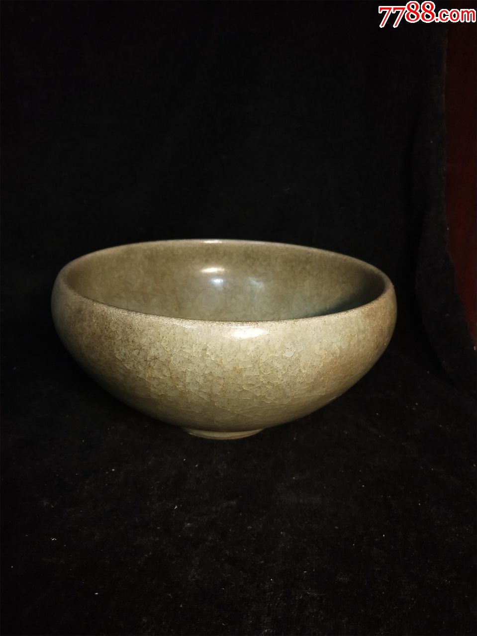 冰裂纹青釉大碗