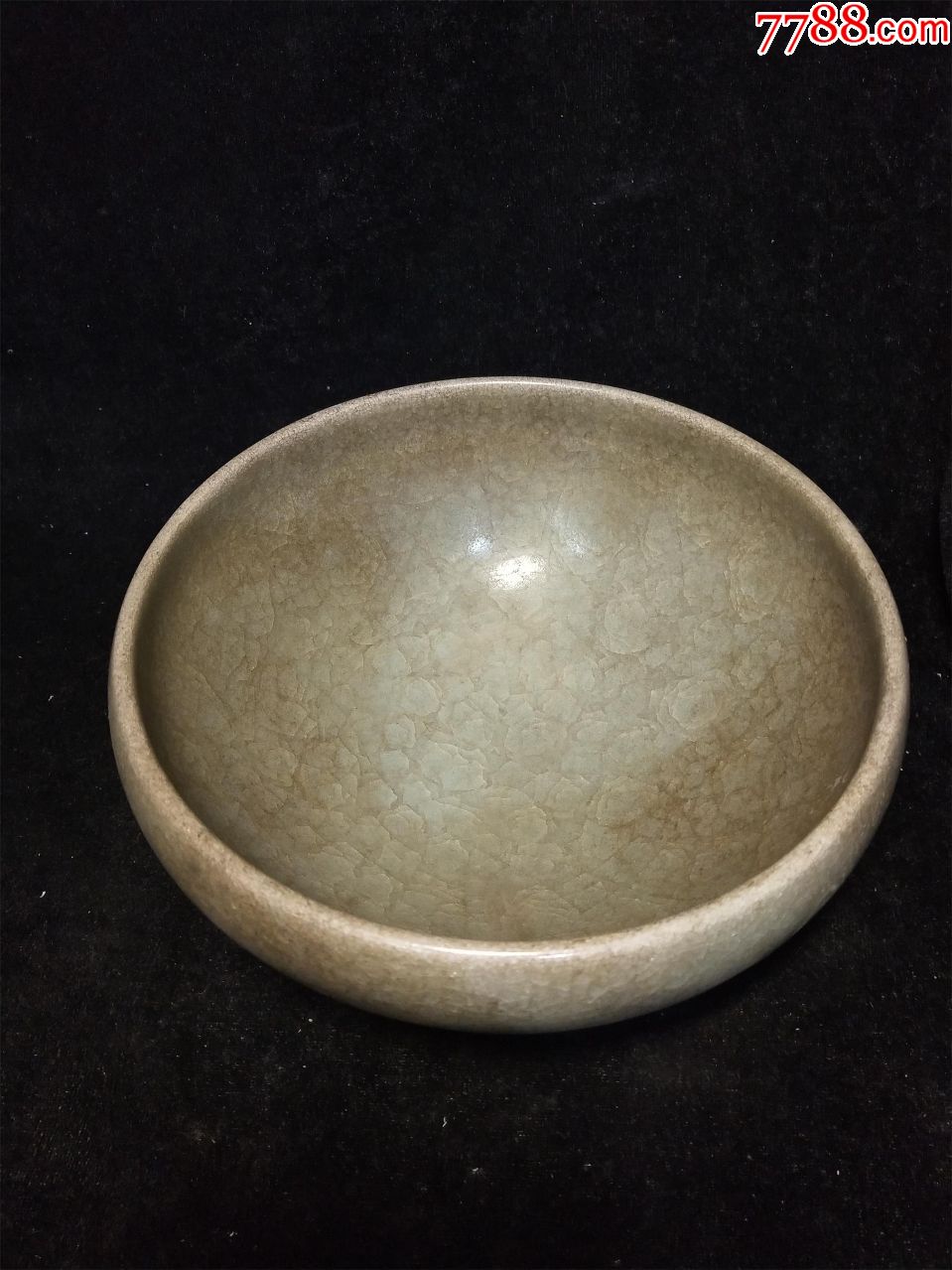 冰裂纹青釉大碗