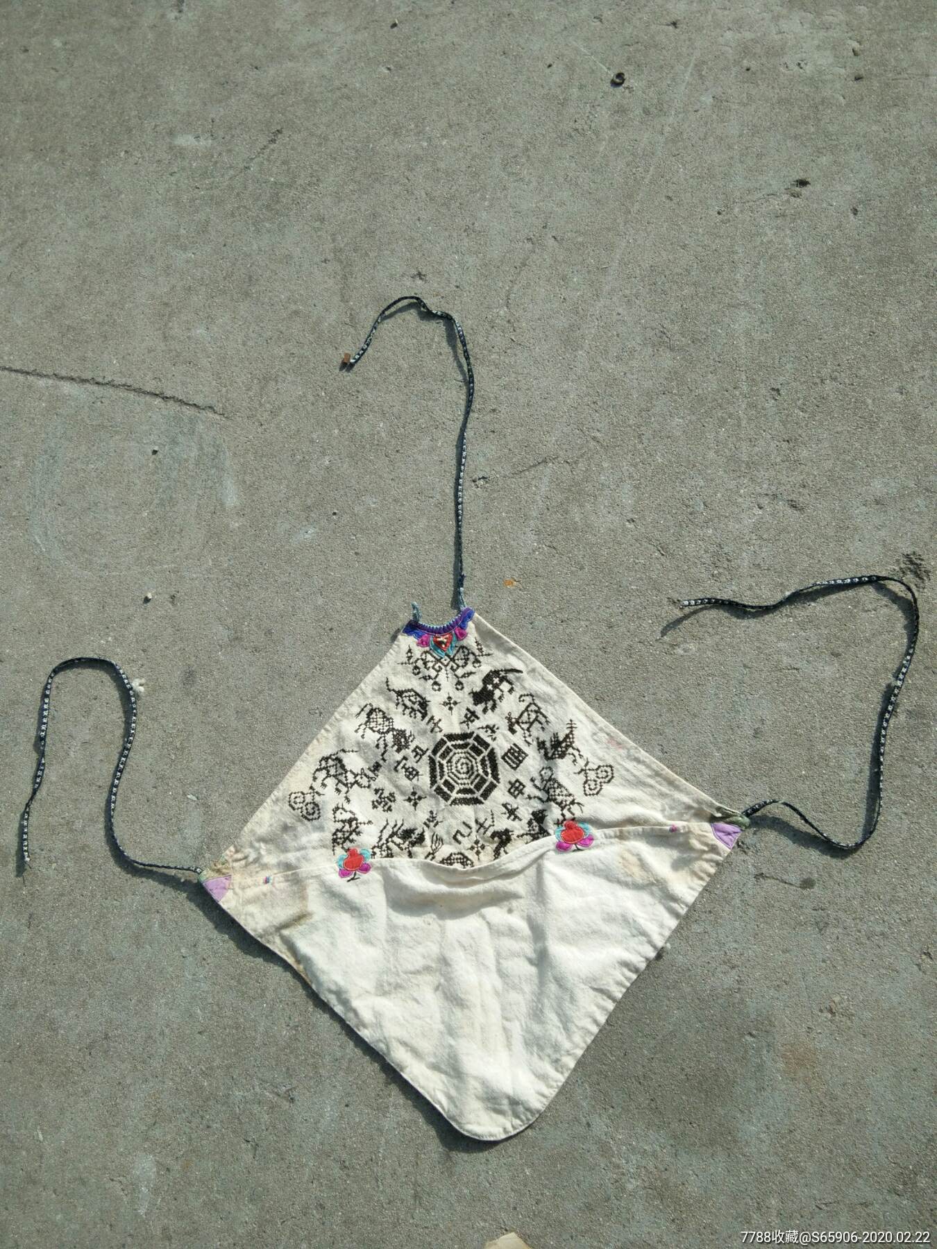 清代十二生肖八卦图案十字绣肚兜-其他布艺品-7788收藏__收藏热线