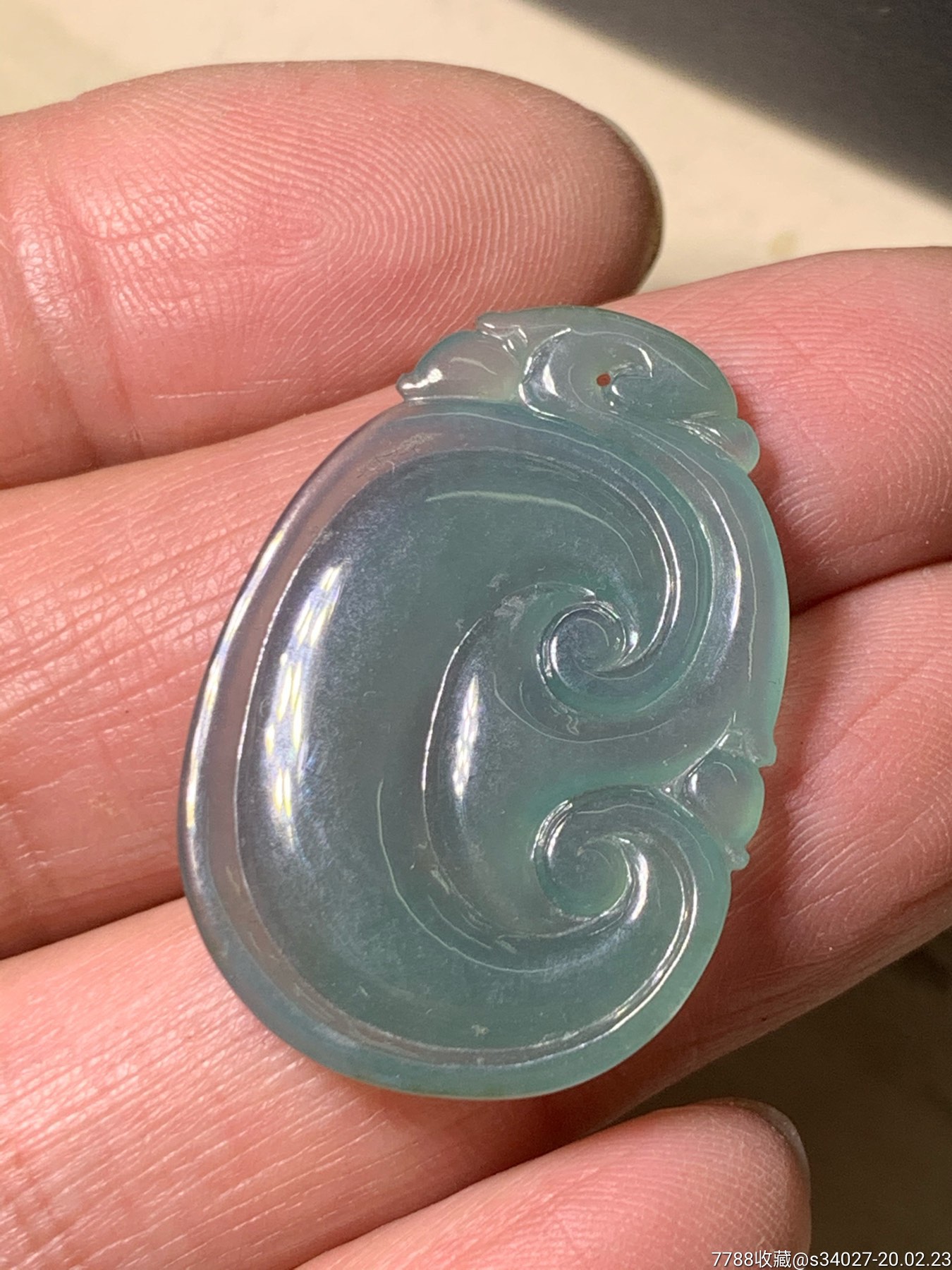 天然a货翡翠,冰种蓝水如意吊坠,雕工规整,玉质细腻