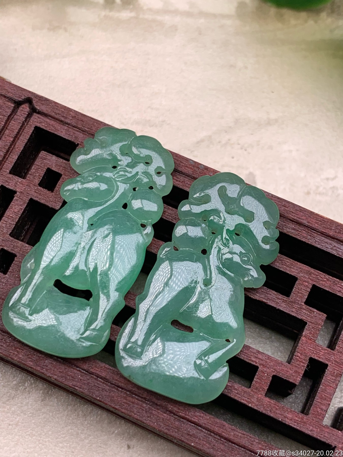 天然a货翡翠,冰糯种满绿(一路有你)吊坠,雕工精美,玉质细腻,荧润起胶