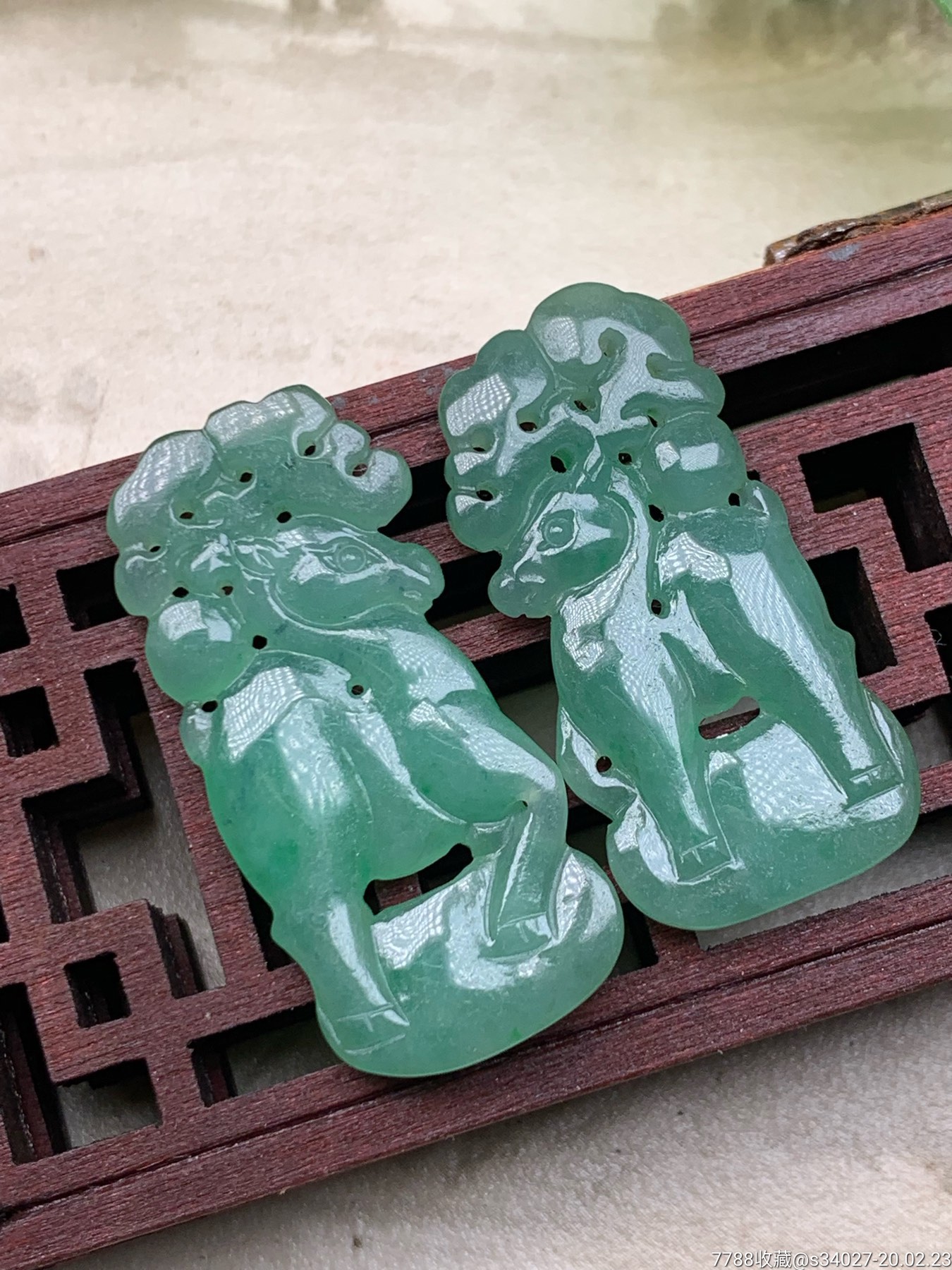 天然a货翡翠,冰糯种满绿(一路有你)吊坠,雕工精美,玉质细腻,荧润起胶