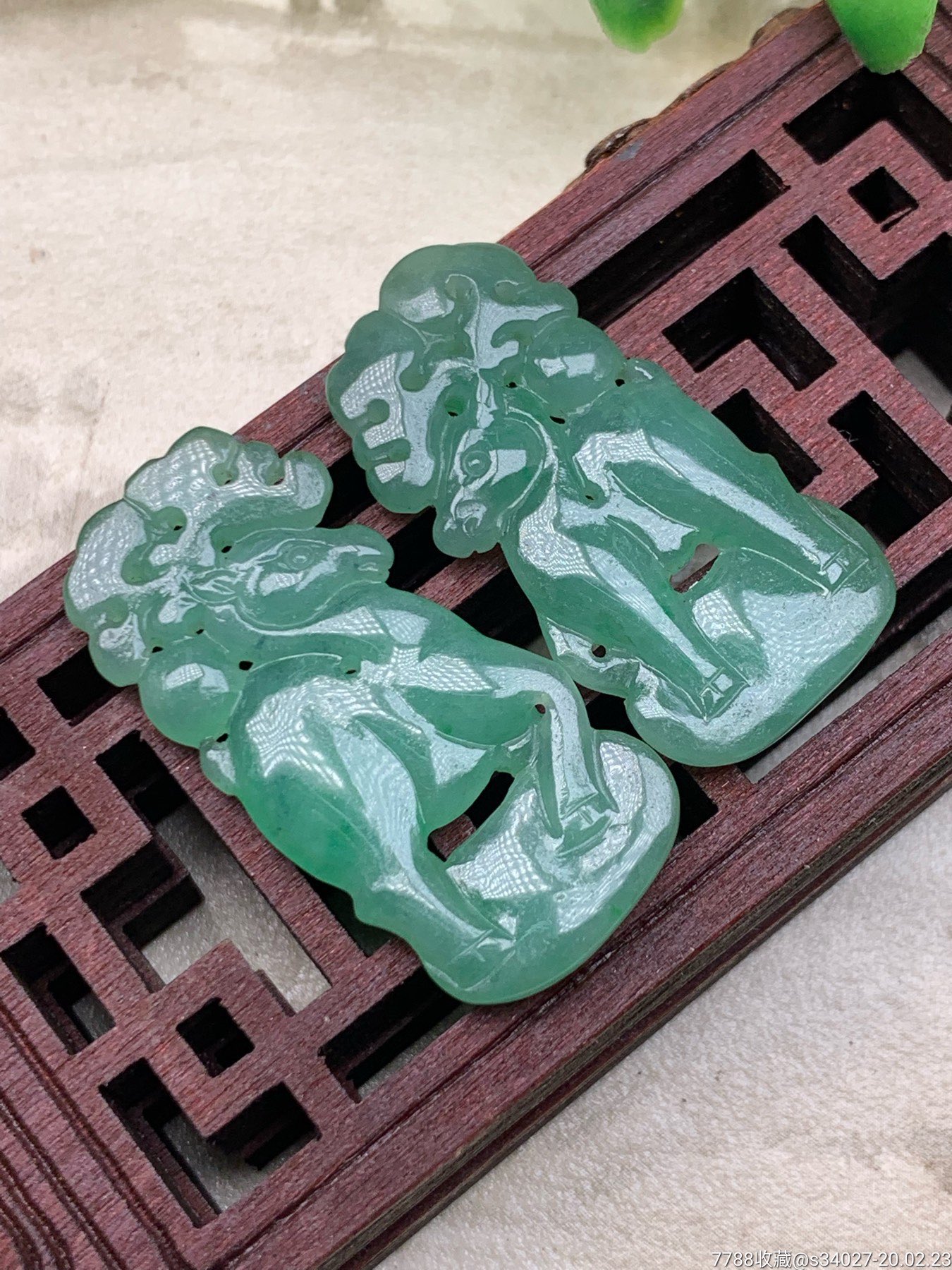 天然a货翡翠,冰糯种满绿(一路有你)吊坠,雕工精美,玉质细腻,荧润起胶