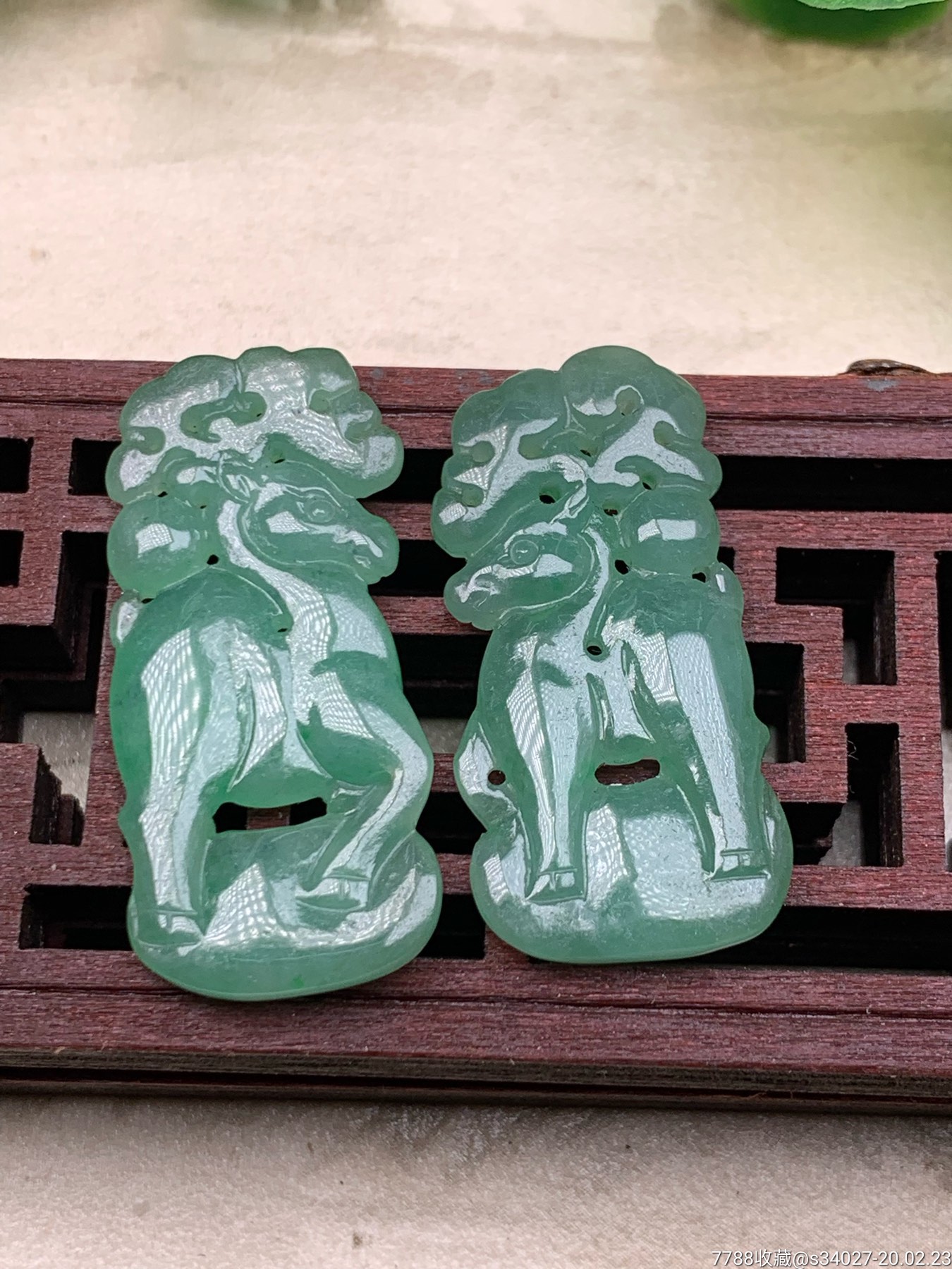 天然a货翡翠,冰糯种满绿(一路有你)吊坠,雕工精美,玉质细腻,荧润起胶