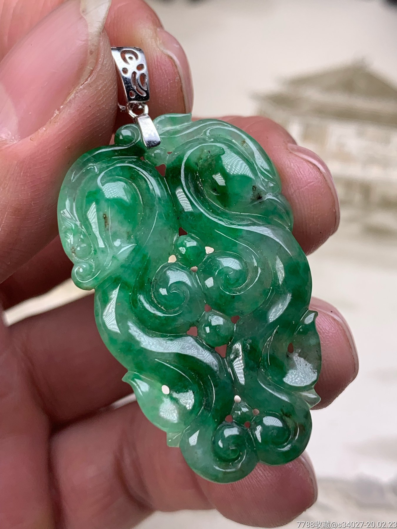 天然a货翡翠老坑冰种辣绿龙凤呈祥挂件双面雕刻玉质细腻色泽鲜艳佩戴