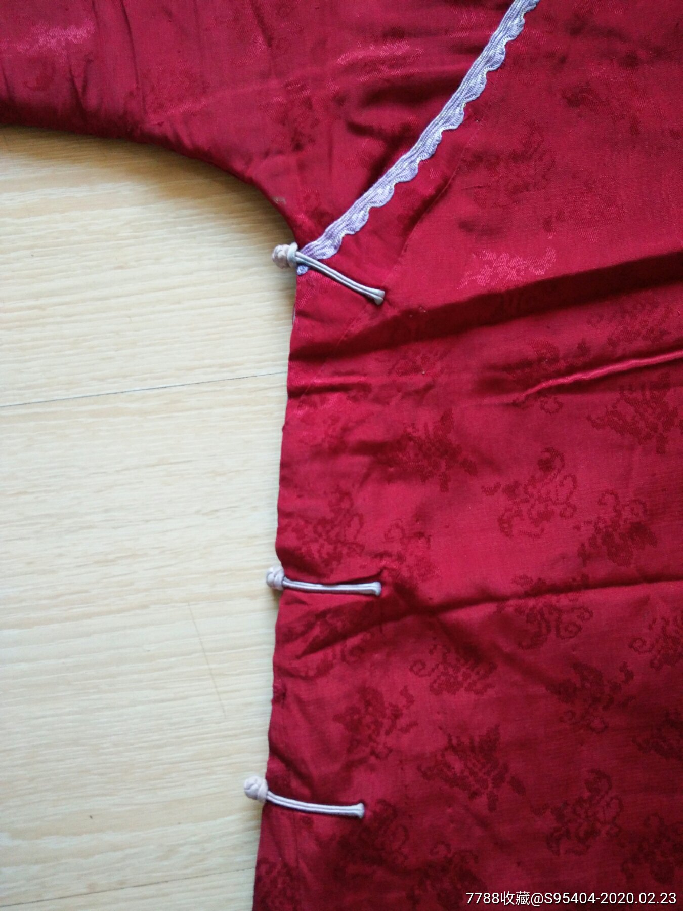 清代绸缎料宽袖大襟衣.