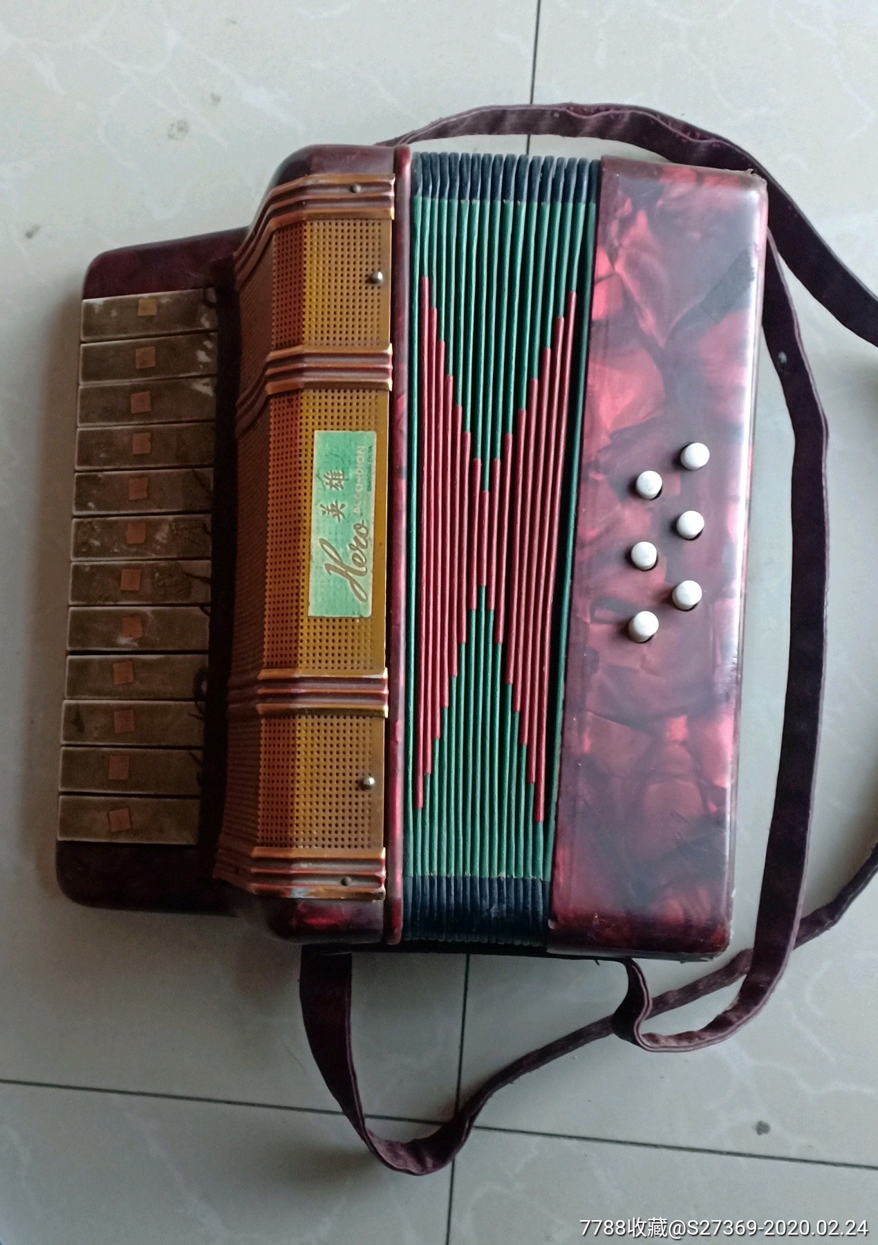 早期英雄牌手风琴一台