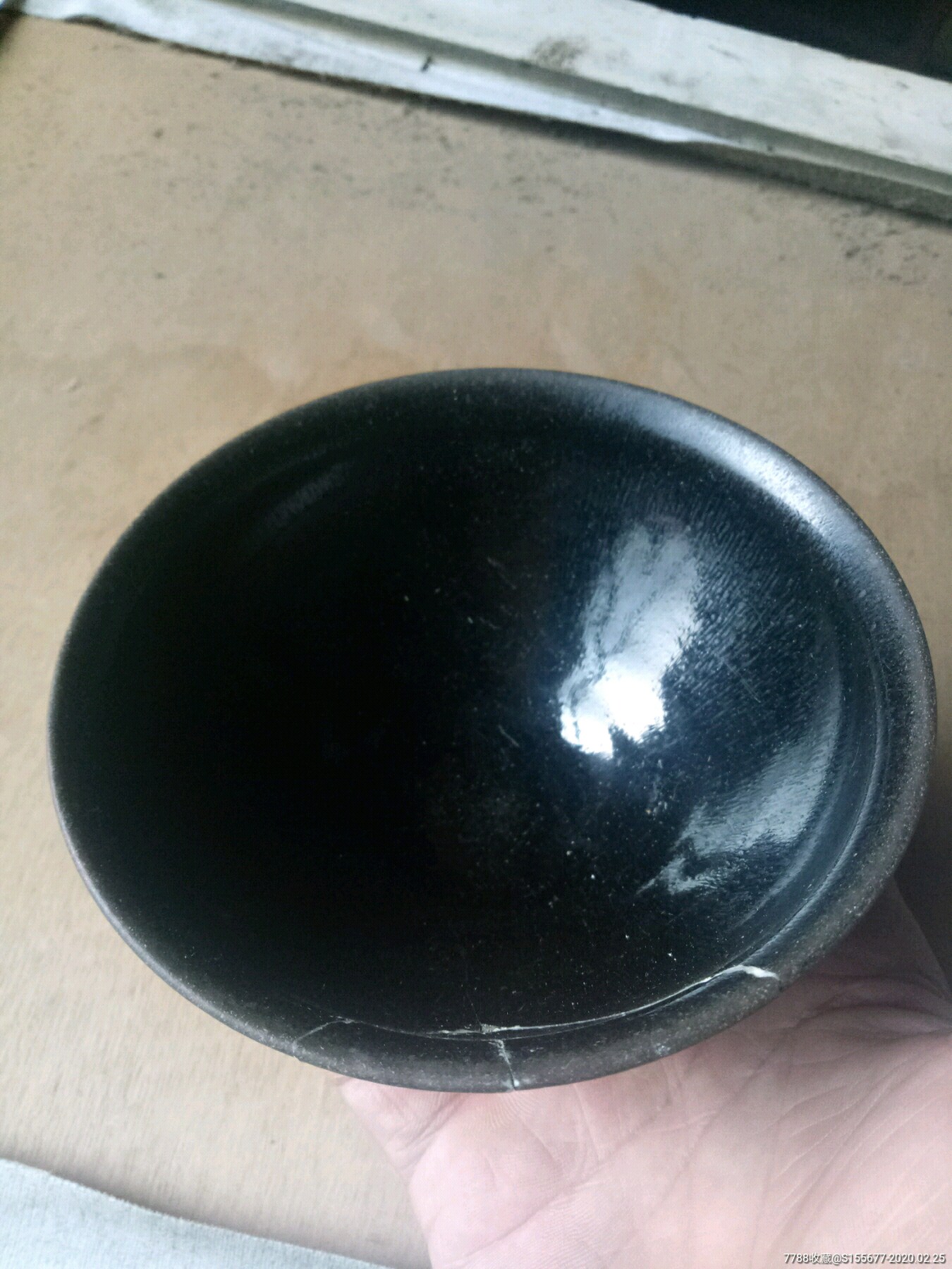 黑釉黑胎碗,有修