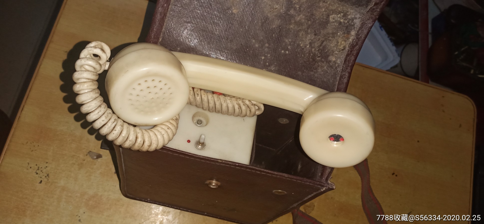 少见白色手摇电话,旧电话机