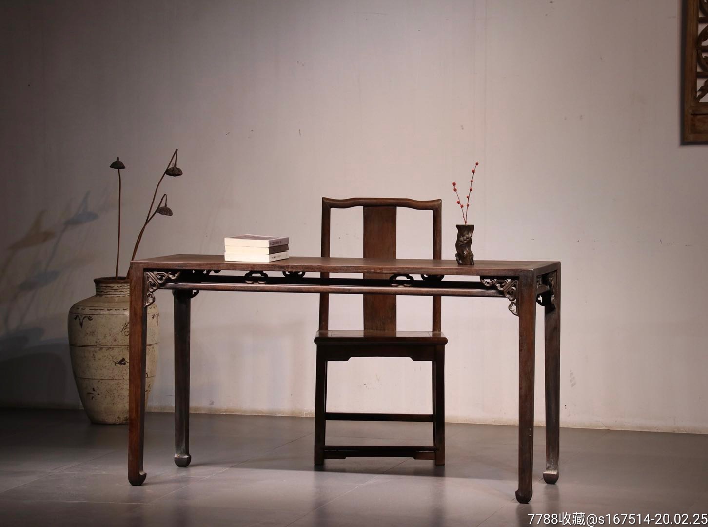 明式四平书案器型简洁明了用料精考究做工精致突出特点四角牙刻如意纹