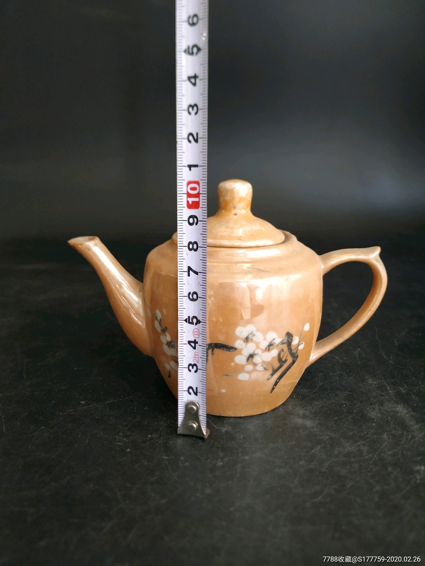 文革金黄釉梅花纹茶壶手绘精美清晰,纹饰精美,瓷胎细腻,釉面肥厚,造型