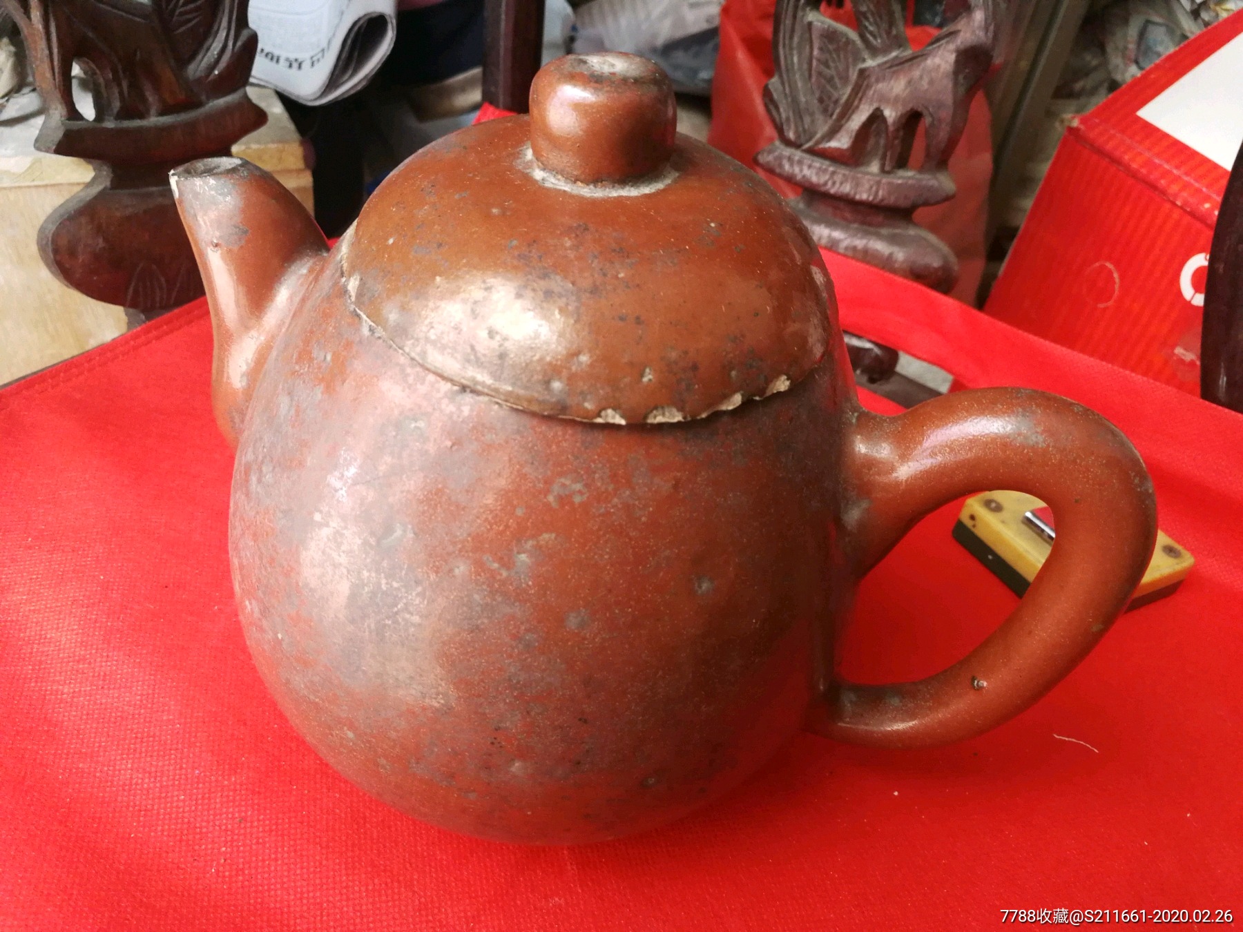 夸张酱色油大茶壶