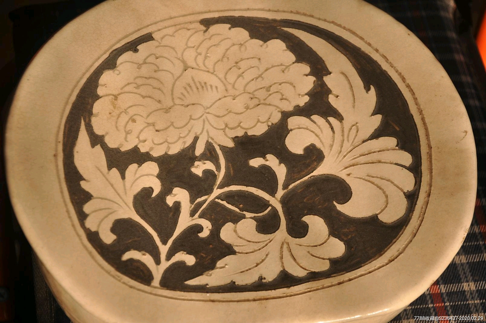 宋磁州窑刻牡丹花纹大枕