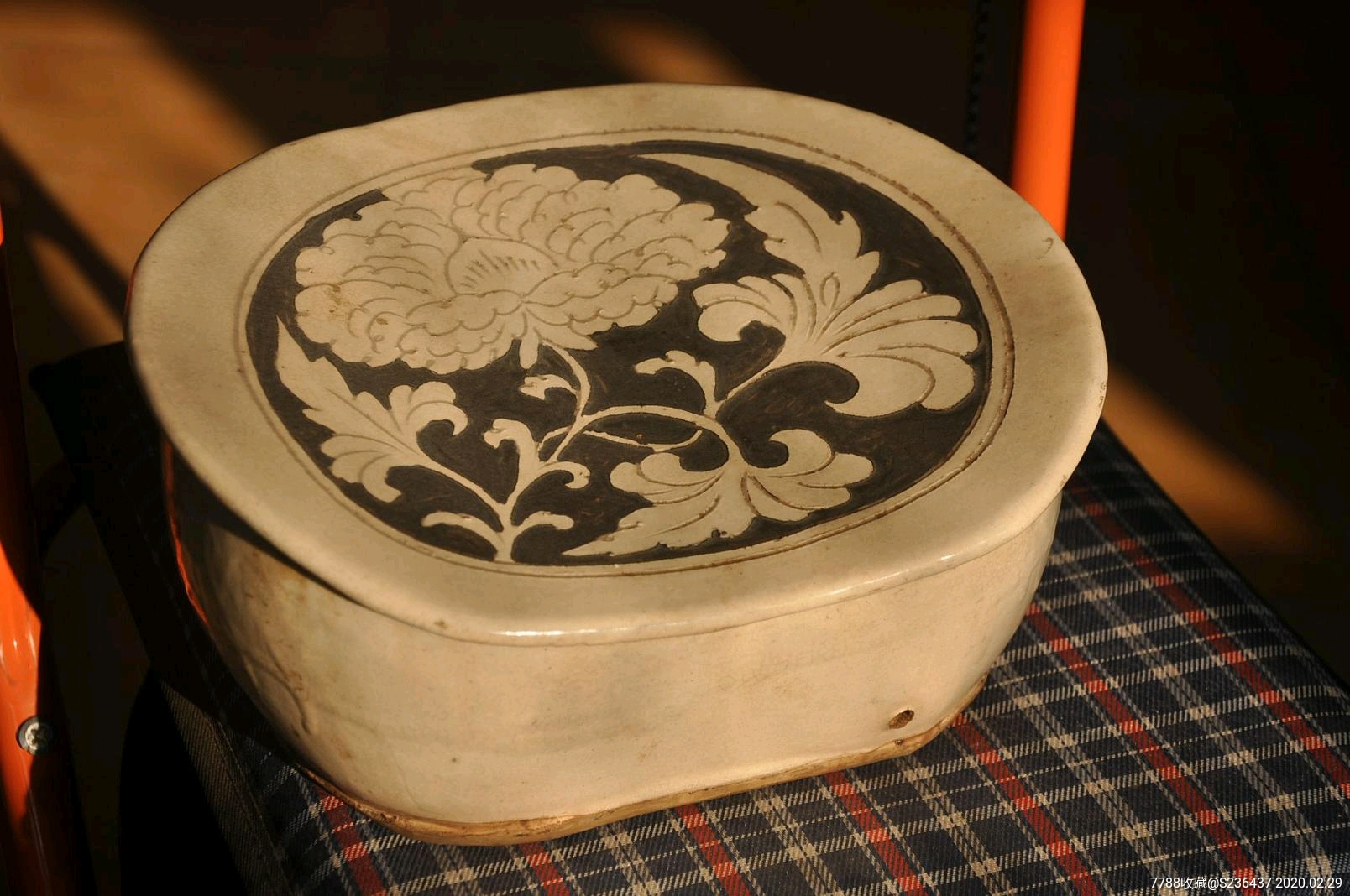 宋磁州窑刻牡丹花纹大枕