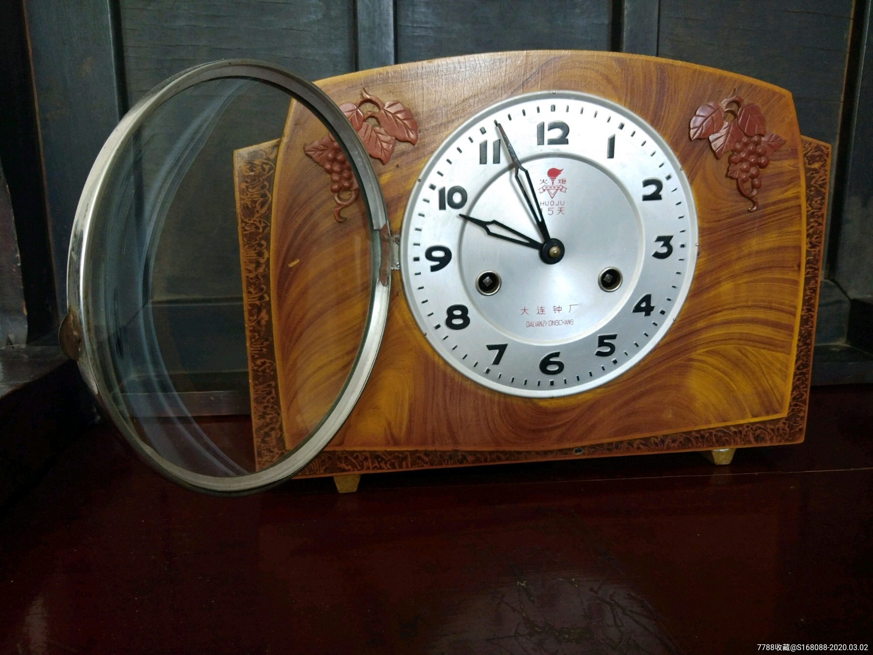 文革时期七十年代全品相大连火炬牌硕果累累台式老座钟老钟表机械上弦