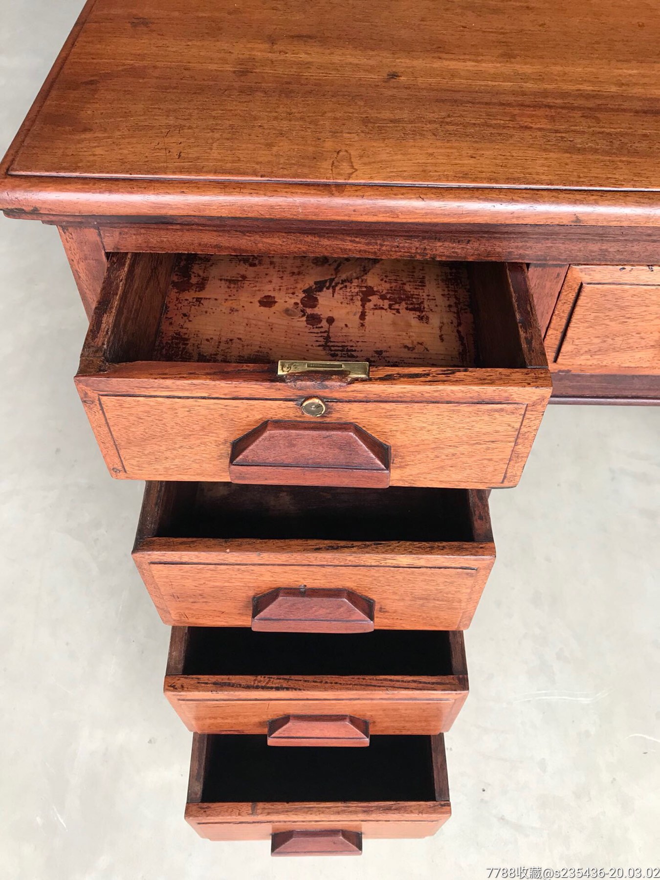 民国时期花梨木办公桌共设计九抽屉,实用价值高,面板大独板