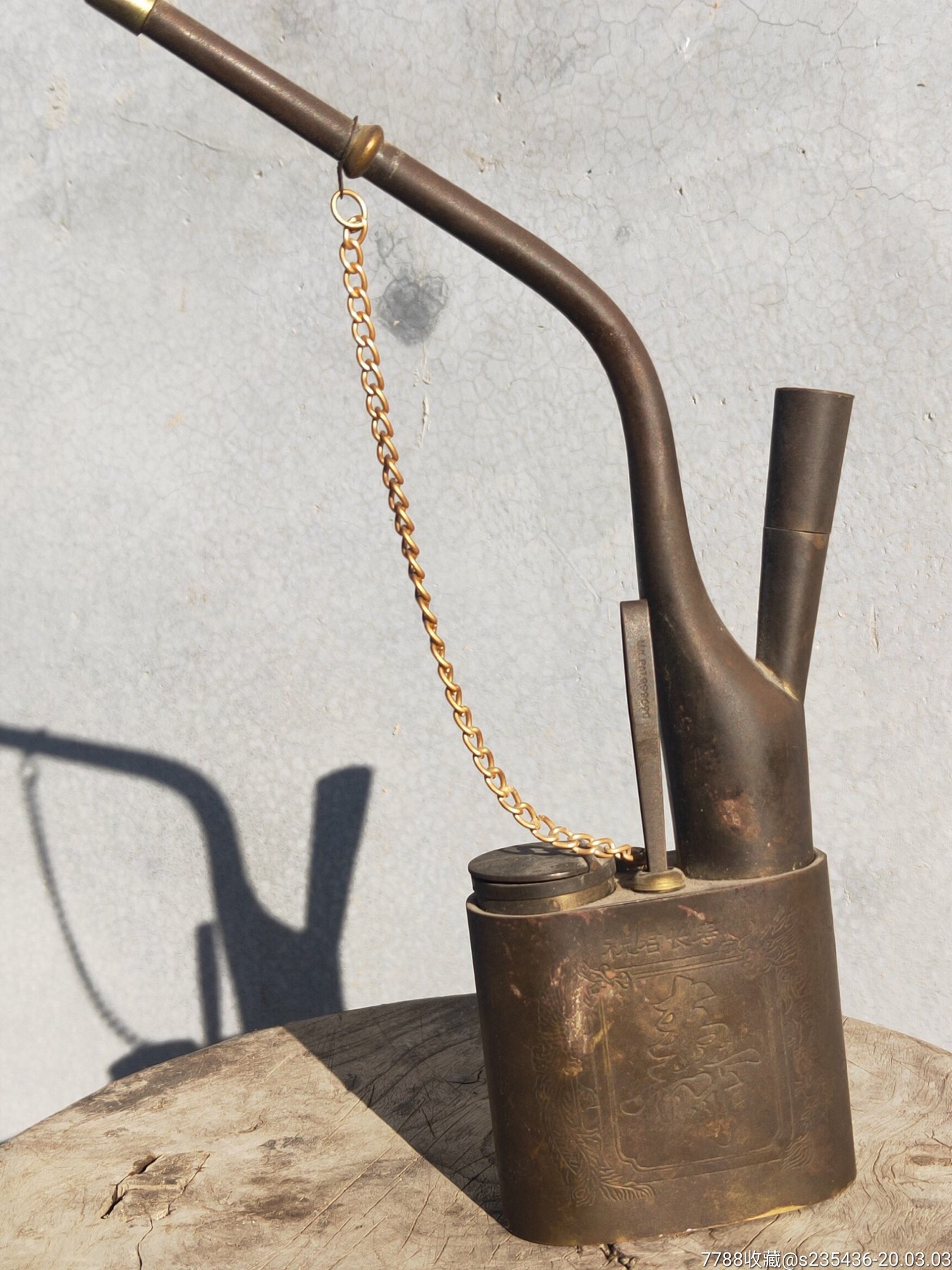 此水烟袋为民国时期制作,铜材质,一面刻有福禄寿人物,一面刻有寿字