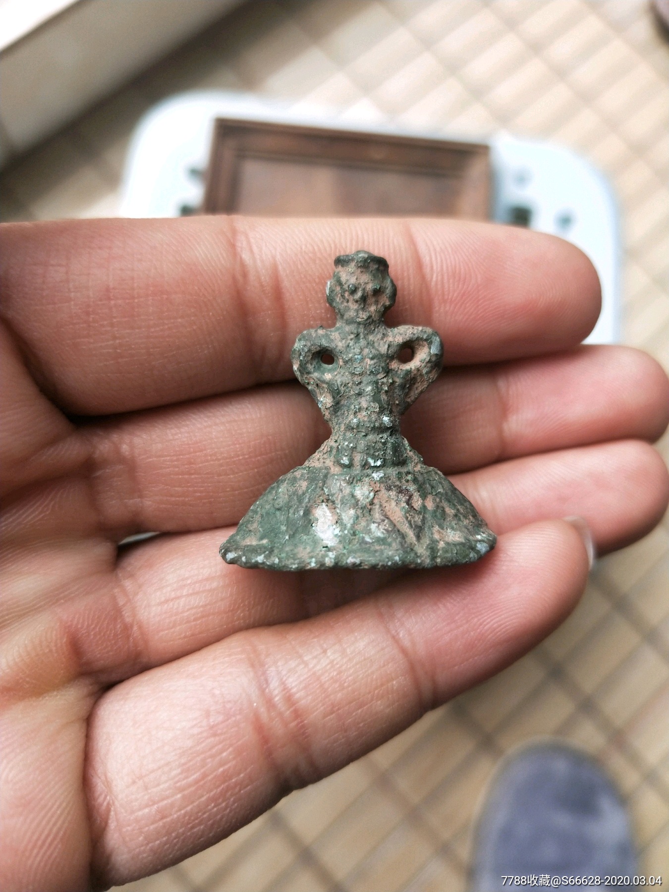 年代很好的一个青铜人物小件明以前如图包老保真很漂亮少见