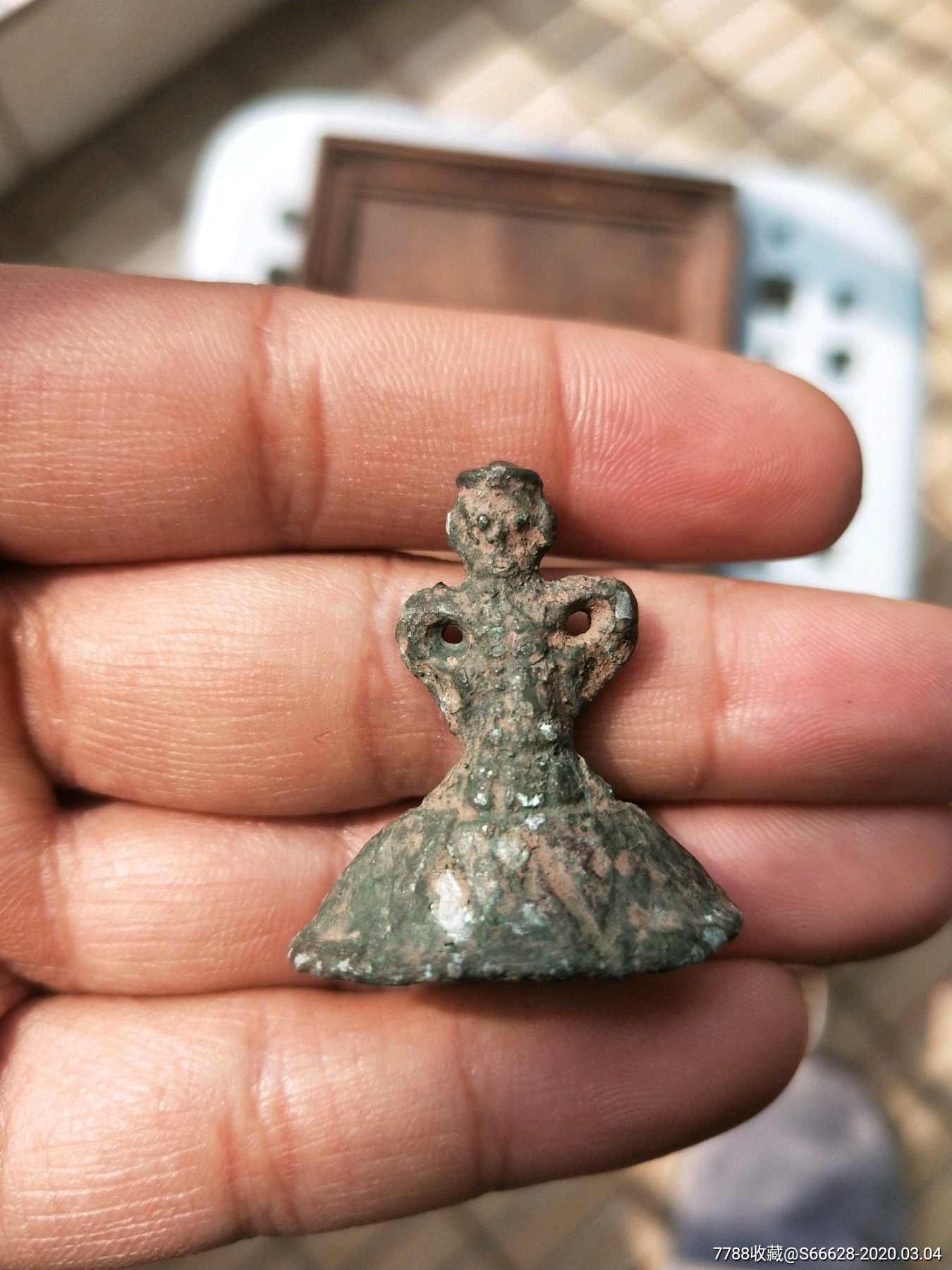 年代很好的一个青铜人物小件明以前如图包老保真很漂亮少见