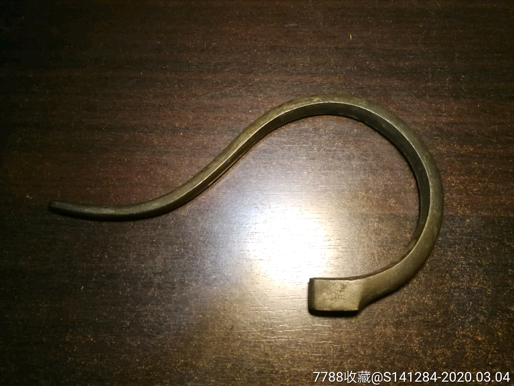 孟记白铜老鸟笼钩子,老孟字头,铜质厚实,做工精致,包浆厚重,多用于