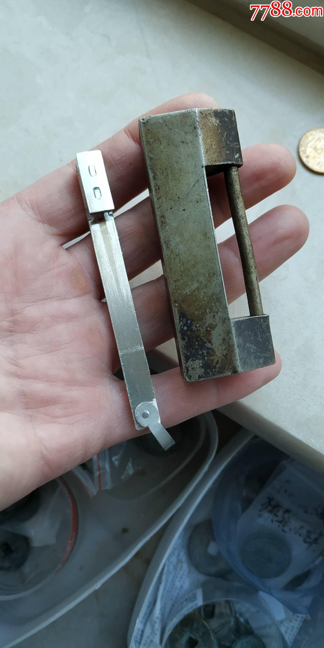 而字口白铜老锁一把