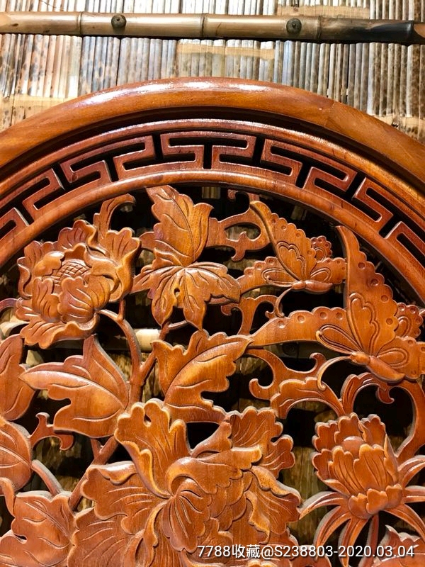 樟木雕刻精致牡丹图案,房间装饰挂件,品相完好