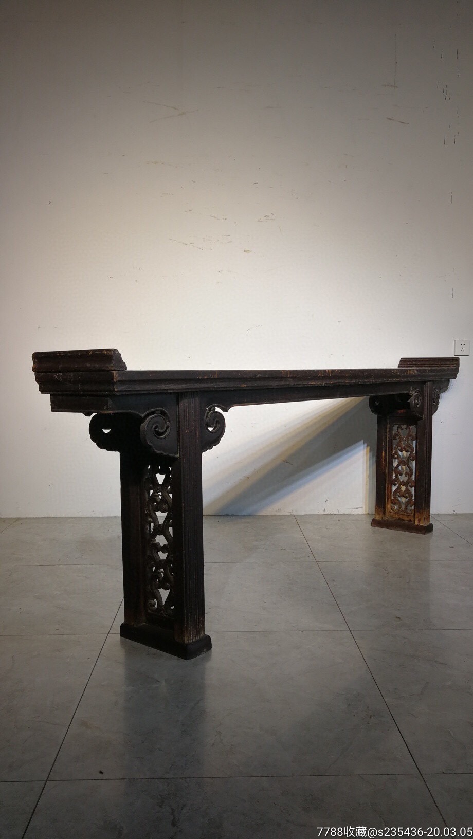 清中期,榆木整板条案,造型漂亮,卷云舒服,线条流畅,老包浆浓郁!