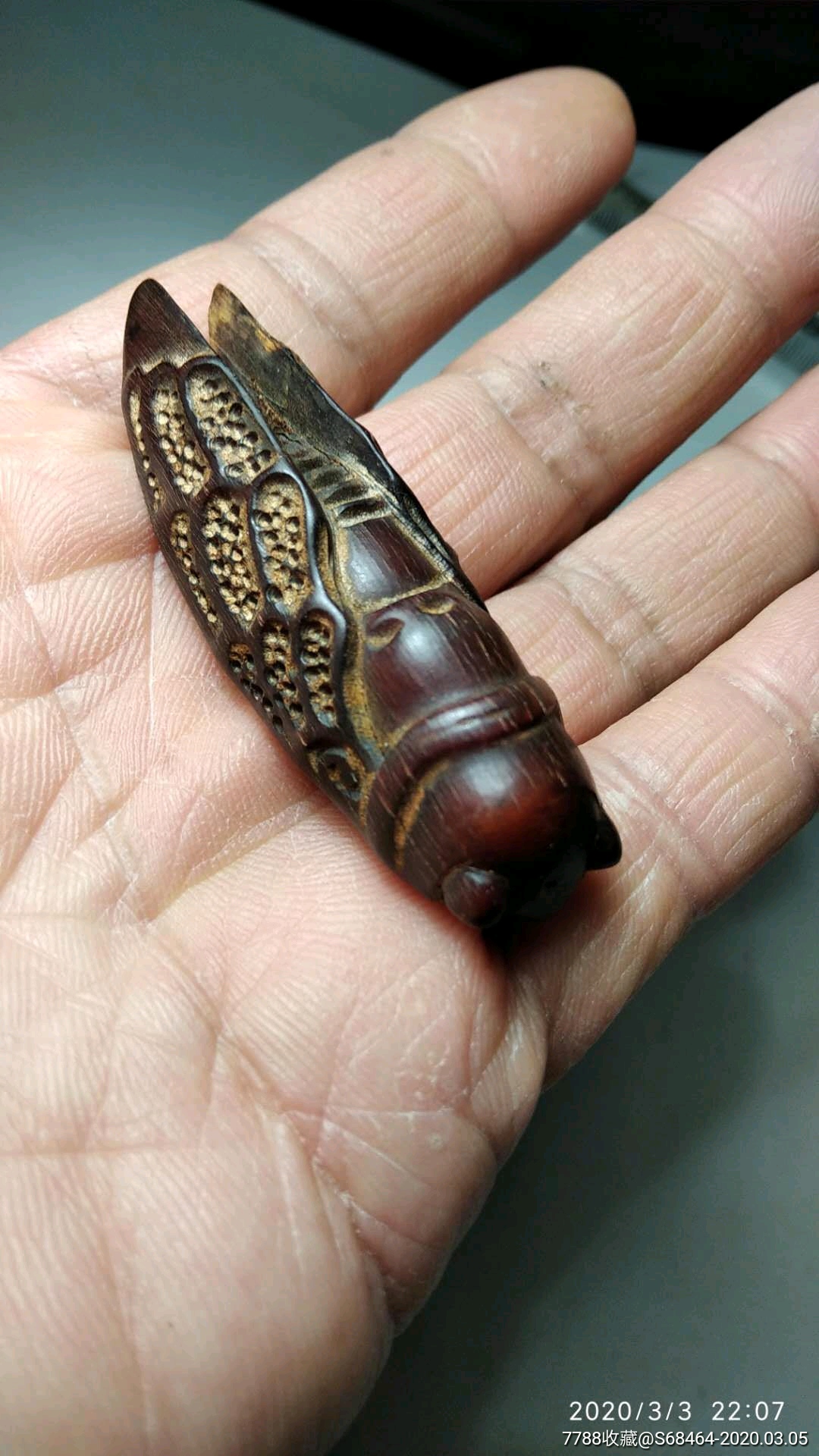 纯牛角全手工雕刻枣红色知了一鸣惊人手把件一个