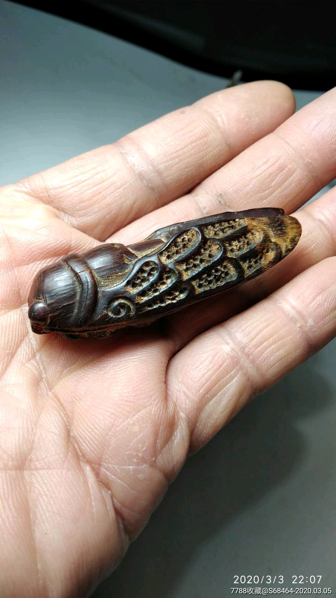 纯牛角全手工雕刻枣红色知了一鸣惊人手把件一个