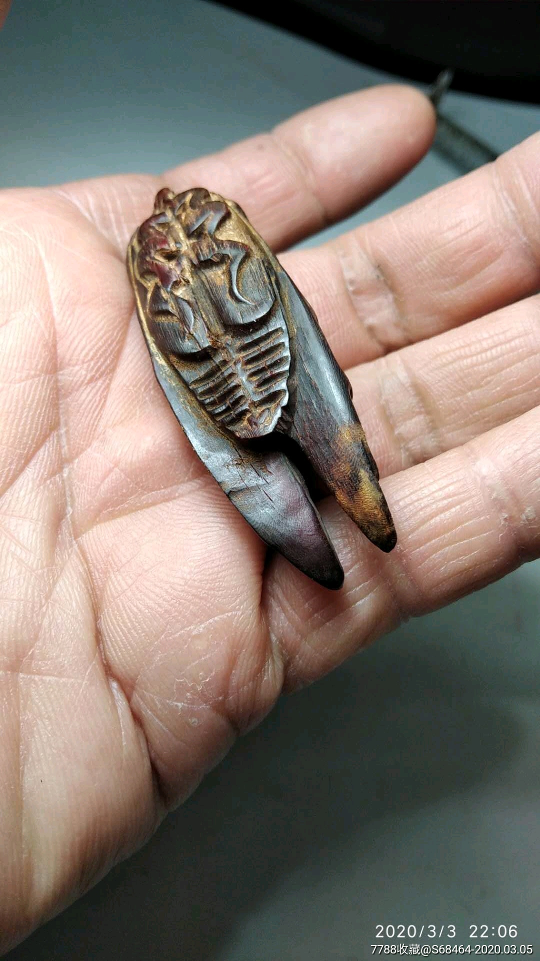 纯牛角全手工雕刻枣红色知了一鸣惊人手把件一个