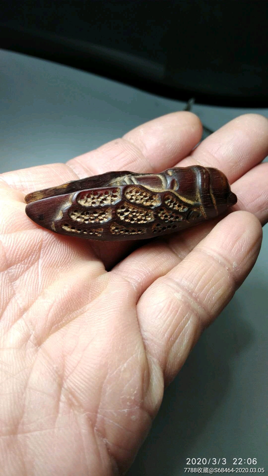 纯牛角全手工雕刻枣红色知了一鸣惊人手把件一个